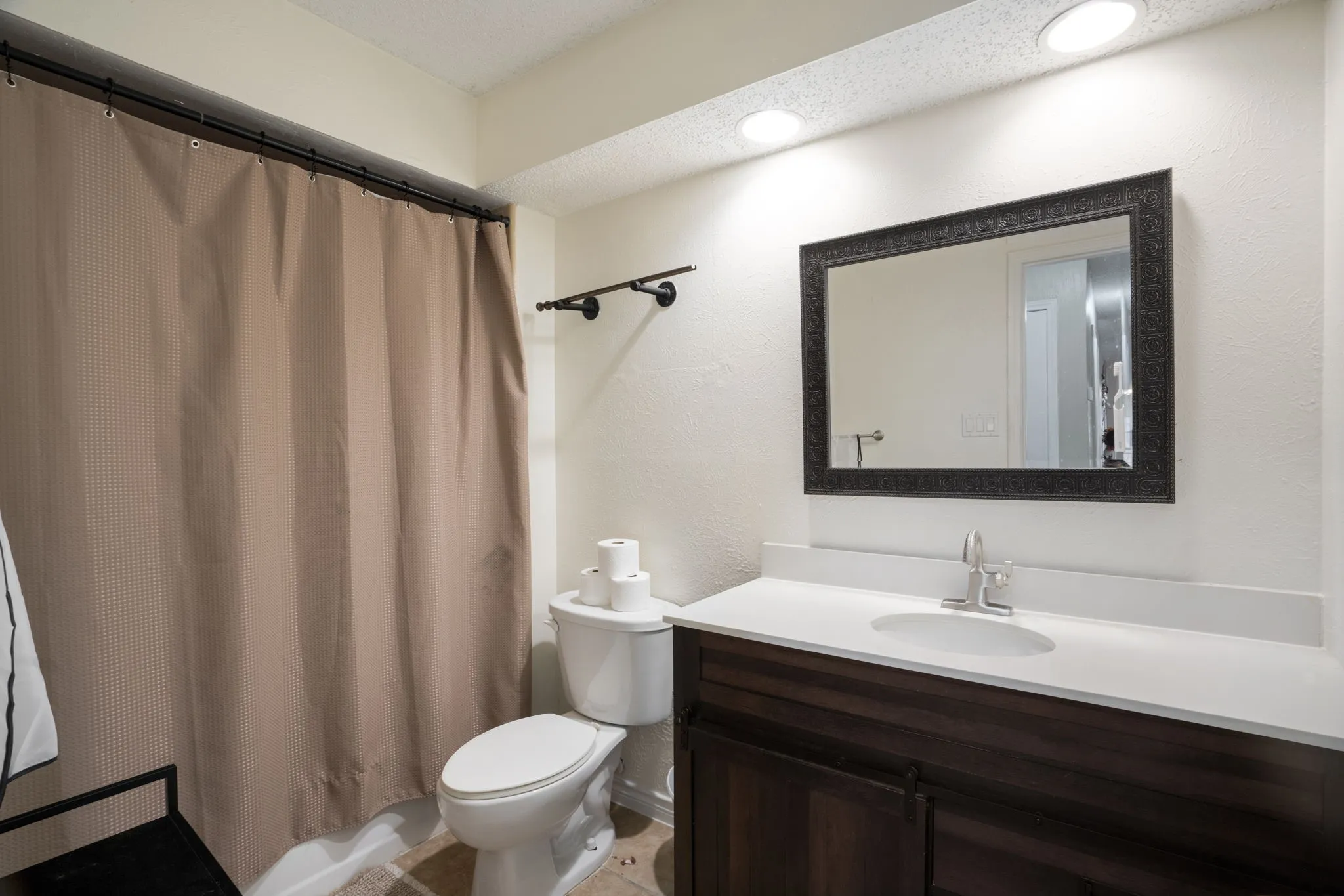 Single Family Residence For Sale in Denton County , 1810 Tiburon Bend, Lewisville, Texas 75067, 3 Bedroom, 2 Bathroom, 2 Garage spaces, 1,699 Sqft, built in 1983, mls#21321943, Real Estate Agent in Lewisville, Homes For Sale in Denton county, Homes For Sale in Lewisville, Realtor in Lewisville Texas, Real Estate Brokerage Independent Realty Texas, Luminita Cordes Realtor