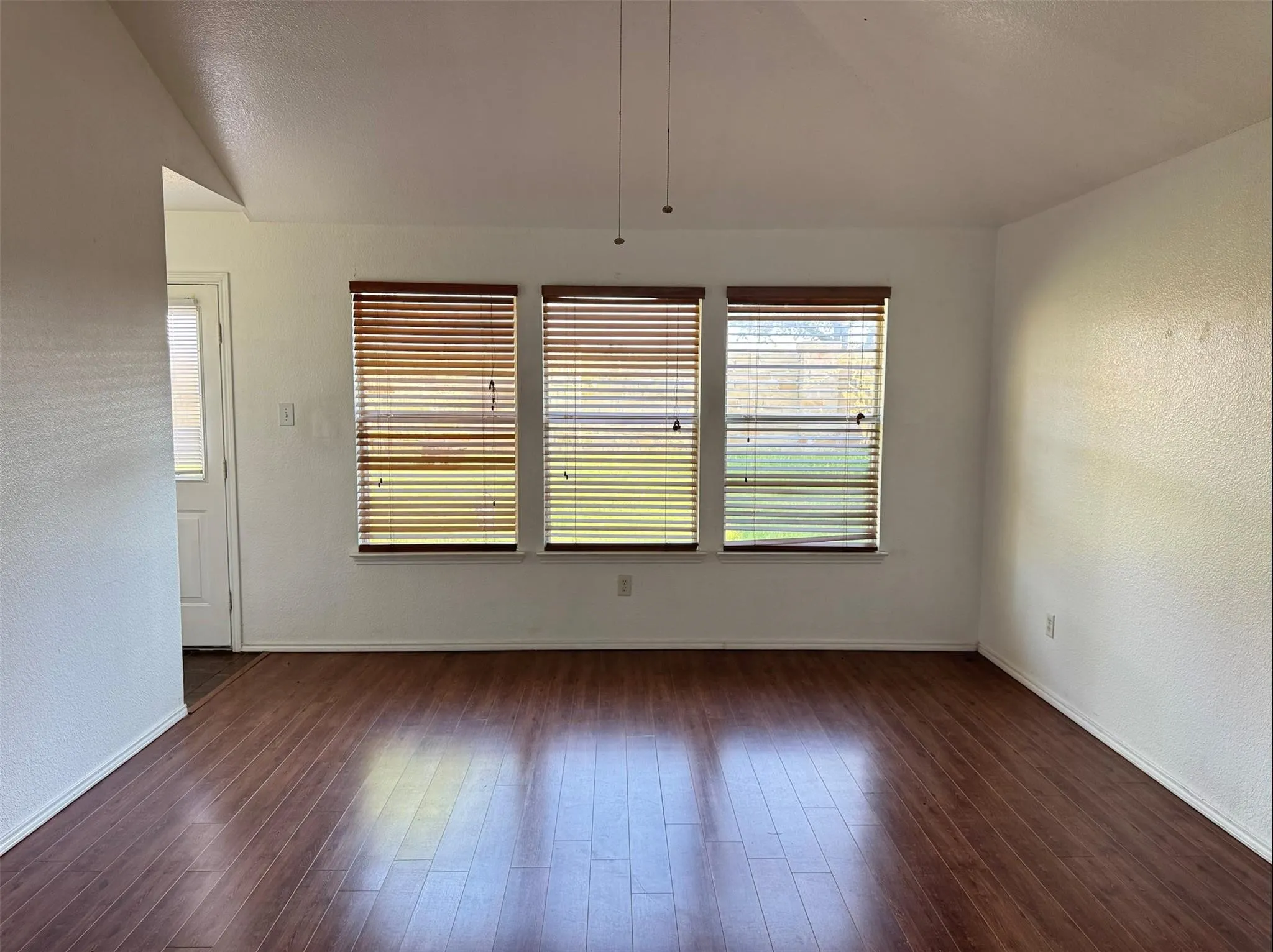 Single Family Residence For Rent in Denton County , 1557 Chivalry Lane, Little Elm, Texas 75068, 3 Bedroom, 2 Bathroom, 2 Garage spaces, 1,401 Sqft, built in 2004, mls#21327113, Real Estate Agent in Little Elm, Homes For Rent in Denton county, Homes For Rent in Little Elm, Realtor in Little Elm Texas, Real Estate Brokerage Independent Realty Texas, Luminita Cordes Realtor