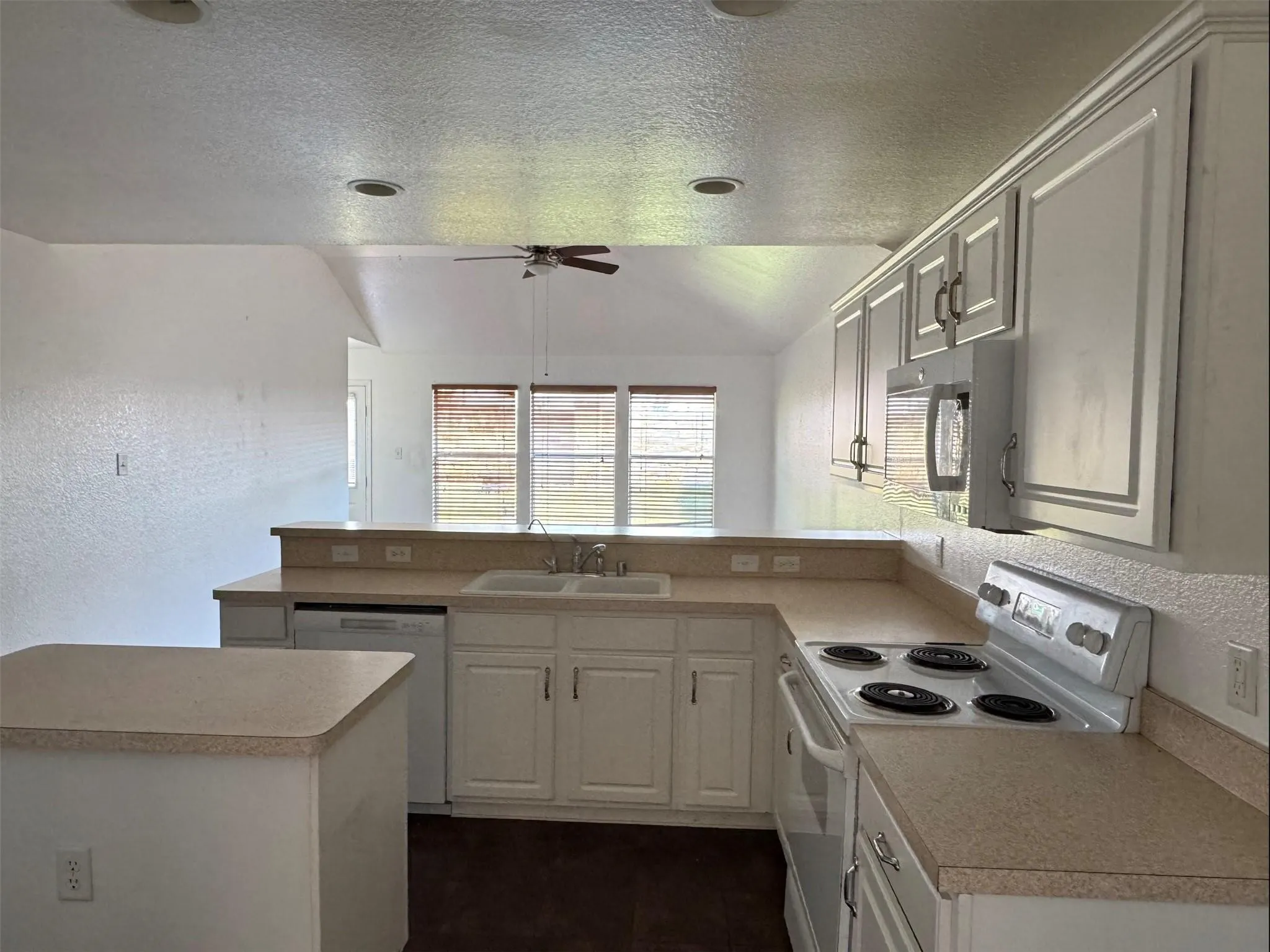 Single Family Residence For Rent in Denton County , 1557 Chivalry Lane, Little Elm, Texas 75068, 3 Bedroom, 2 Bathroom, 2 Garage spaces, 1,401 Sqft, built in 2004, mls#21327113, Real Estate Agent in Little Elm, Homes For Rent in Denton county, Homes For Rent in Little Elm, Realtor in Little Elm Texas, Real Estate Brokerage Independent Realty Texas, Luminita Cordes Realtor
