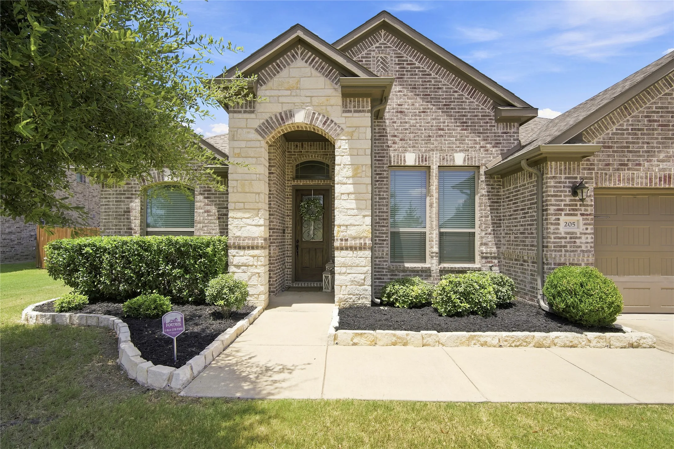 Single Family Residence For Sale in Ellis County , 205 Canterbury Court, Midlothian, Texas 76065, 3 Bedroom, 2 Bathroom, 2 Garage spaces, 2,253 Sqft, built in 2018, mls#21327372, Real Estate Agent in Midlothian, Homes For Sale in Ellis county, Homes For Sale in Midlothian, Realtor in Midlothian Texas, Real Estate Brokerage Independent Realty Texas, Luminita Cordes Realtor
