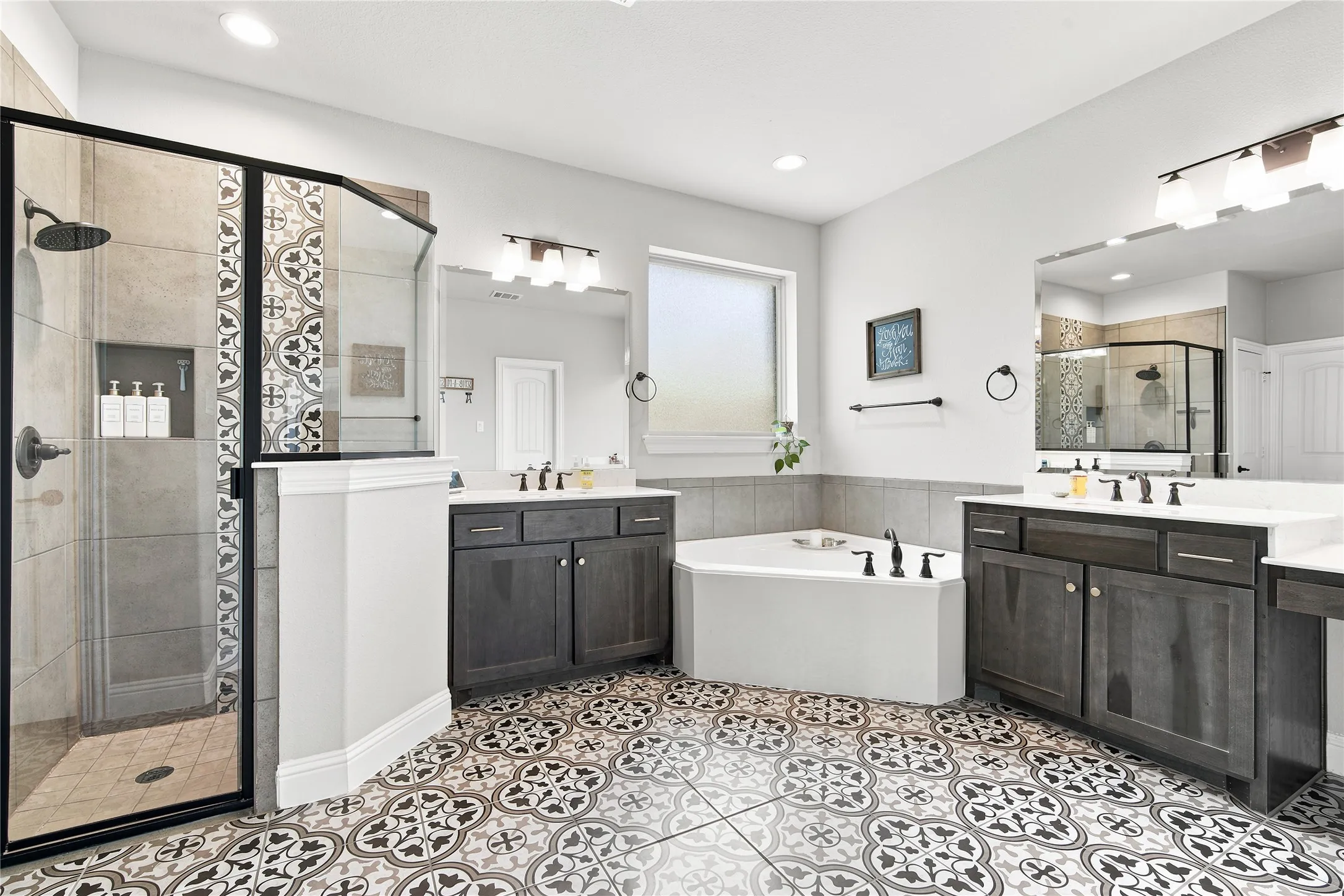 Single Family Residence For Sale in Ellis County , 205 Canterbury Court, Midlothian, Texas 76065, 3 Bedroom, 2 Bathroom, 2 Garage spaces, 2,253 Sqft, built in 2018, mls#21327372, Real Estate Agent in Midlothian, Homes For Sale in Ellis county, Homes For Sale in Midlothian, Realtor in Midlothian Texas, Real Estate Brokerage Independent Realty Texas, Luminita Cordes Realtor