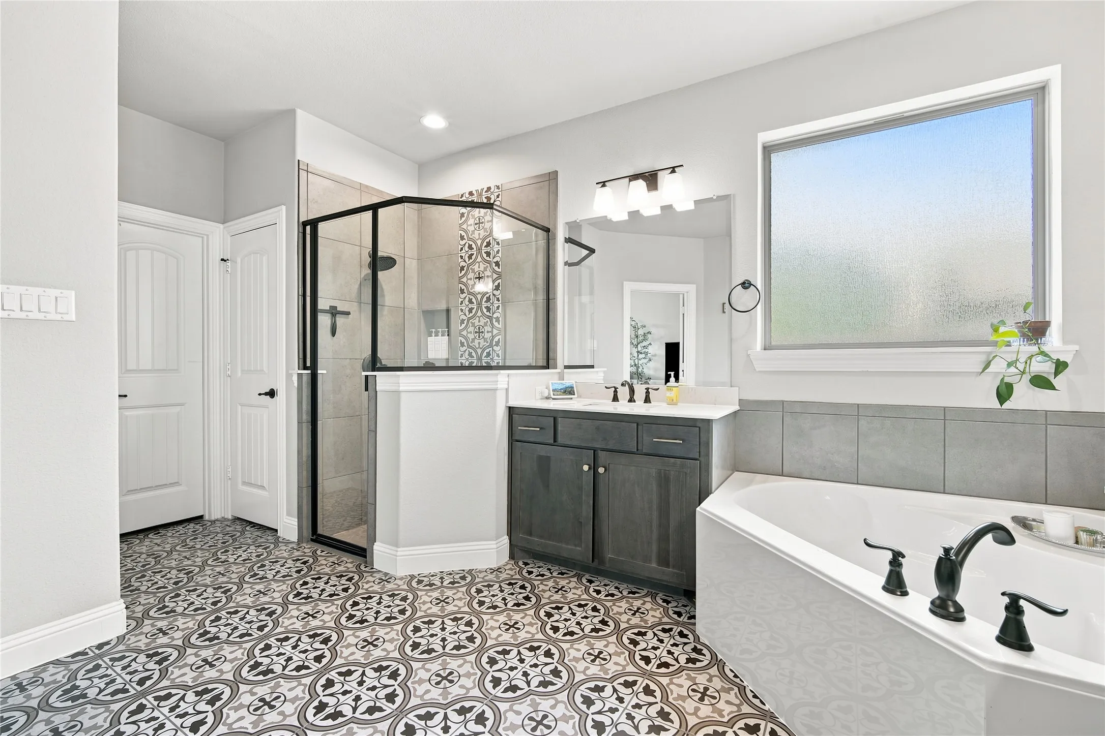 Single Family Residence For Sale in Ellis County , 205 Canterbury Court, Midlothian, Texas 76065, 3 Bedroom, 2 Bathroom, 2 Garage spaces, 2,253 Sqft, built in 2018, mls#21327372, Real Estate Agent in Midlothian, Homes For Sale in Ellis county, Homes For Sale in Midlothian, Realtor in Midlothian Texas, Real Estate Brokerage Independent Realty Texas, Luminita Cordes Realtor