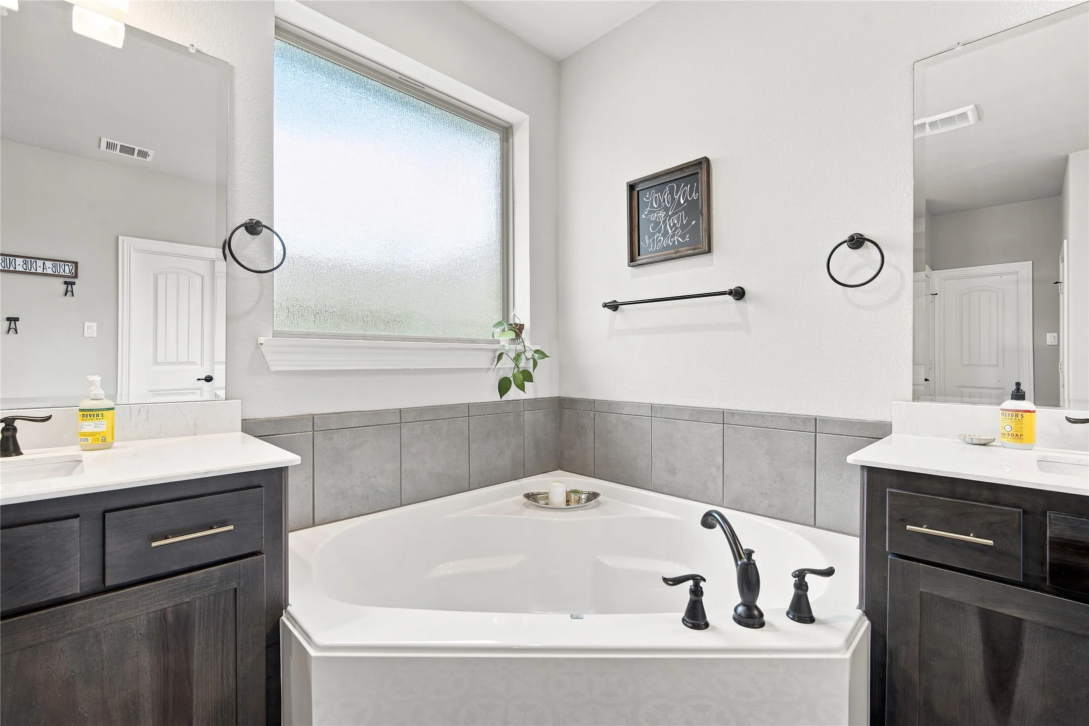 Single Family Residence For Sale in Ellis County , 205 Canterbury Court, Midlothian, Texas 76065, 3 Bedroom, 2 Bathroom, 2 Garage spaces, 2,253 Sqft, built in 2018, mls#21327372, Real Estate Agent in Midlothian, Homes For Sale in Ellis county, Homes For Sale in Midlothian, Realtor in Midlothian Texas, Real Estate Brokerage Independent Realty Texas, Luminita Cordes Realtor