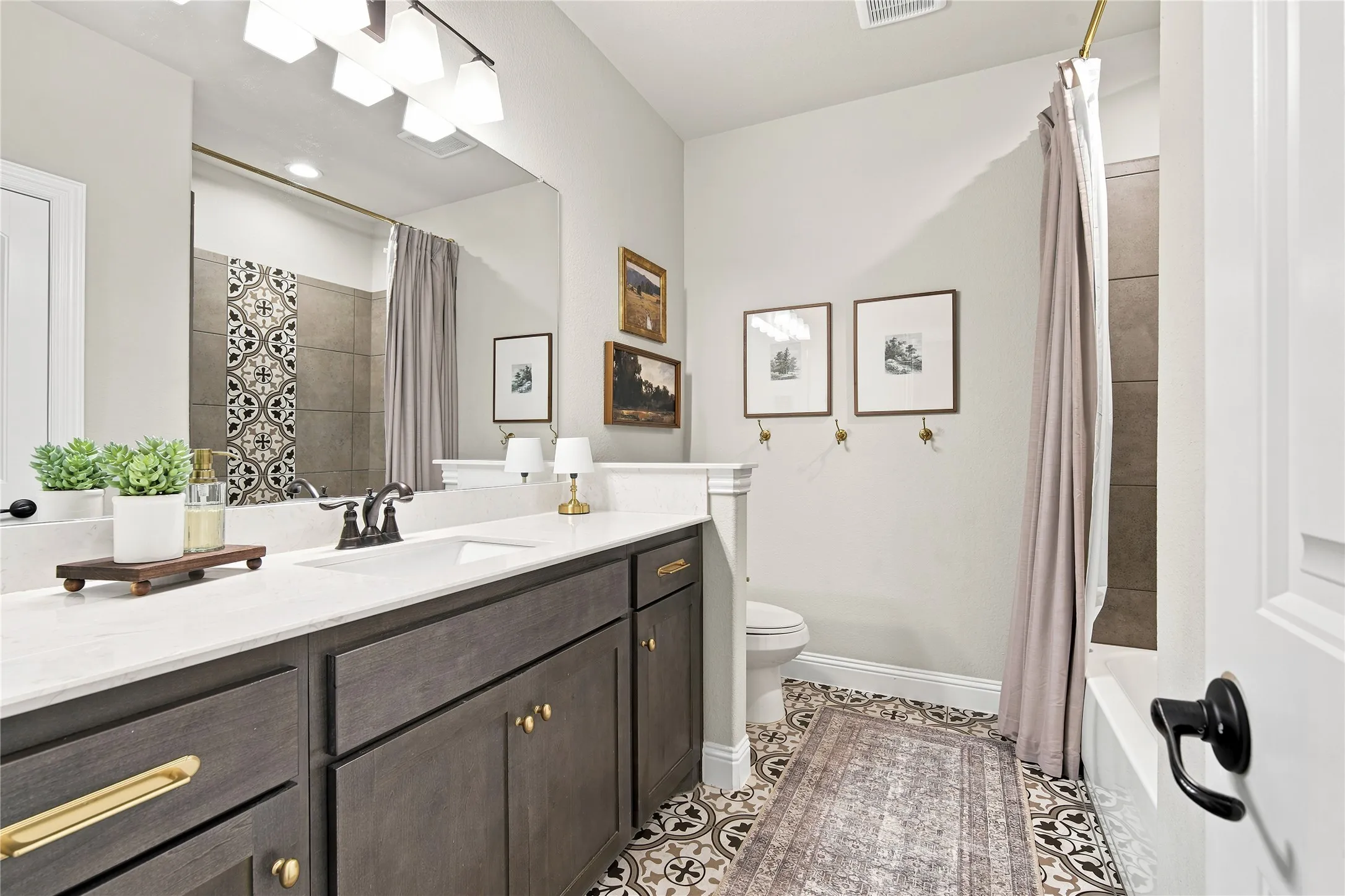 Single Family Residence For Sale in Ellis County , 205 Canterbury Court, Midlothian, Texas 76065, 3 Bedroom, 2 Bathroom, 2 Garage spaces, 2,253 Sqft, built in 2018, mls#21327372, Real Estate Agent in Midlothian, Homes For Sale in Ellis county, Homes For Sale in Midlothian, Realtor in Midlothian Texas, Real Estate Brokerage Independent Realty Texas, Luminita Cordes Realtor
