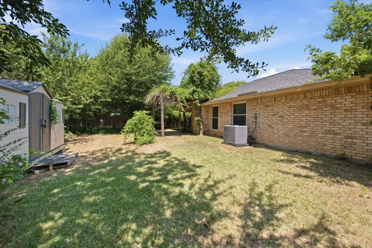 Single Family Residence For Sale in Tarrant County , 200 Almond Lane, Euless, Texas 76039, 3 Bedroom, 2 Bathroom, 2 Garage spaces, 1,610 Sqft, built in 1982, mls#21325764, Real Estate Agent in Euless, Homes For Sale in Tarrant county, Homes For Sale in Euless, Realtor in Euless Texas, Real Estate Brokerage Independent Realty Texas, Luminita Cordes Realtor
