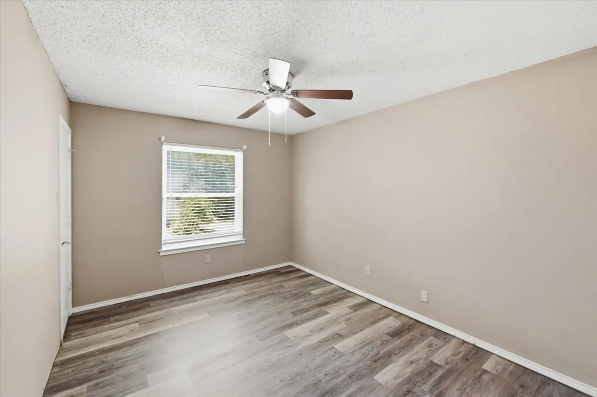 Single Family Residence For Sale in Tarrant County , 200 Almond Lane, Euless, Texas 76039, 3 Bedroom, 2 Bathroom, 2 Garage spaces, 1,610 Sqft, built in 1982, mls#21325764, Real Estate Agent in Euless, Homes For Sale in Tarrant county, Homes For Sale in Euless, Realtor in Euless Texas, Real Estate Brokerage Independent Realty Texas, Luminita Cordes Realtor
