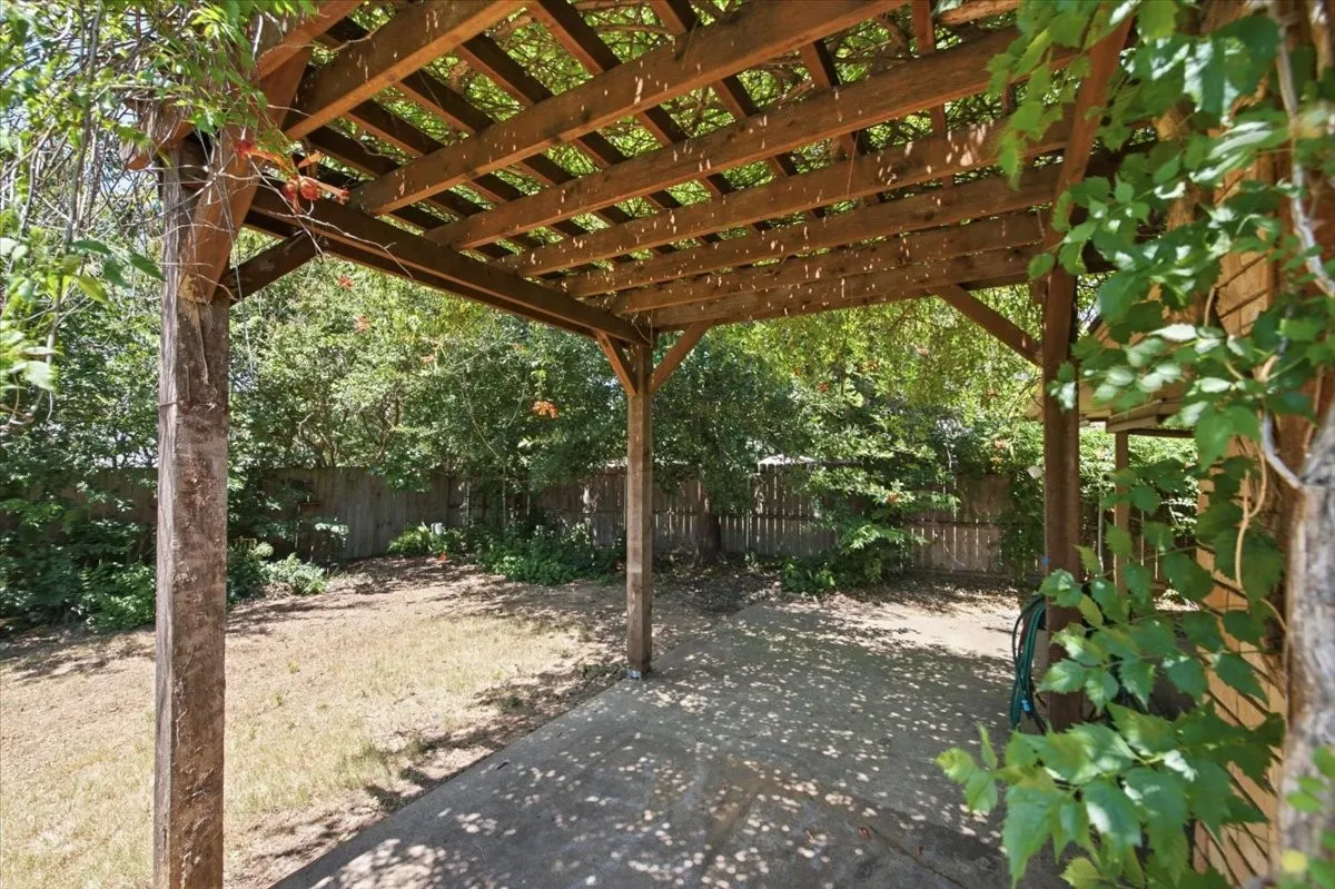 Single Family Residence For Sale in Tarrant County , 200 Almond Lane, Euless, Texas 76039, 3 Bedroom, 2 Bathroom, 2 Garage spaces, 1,610 Sqft, built in 1982, mls#21325764, Real Estate Agent in Euless, Homes For Sale in Tarrant county, Homes For Sale in Euless, Realtor in Euless Texas, Real Estate Brokerage Independent Realty Texas, Luminita Cordes Realtor