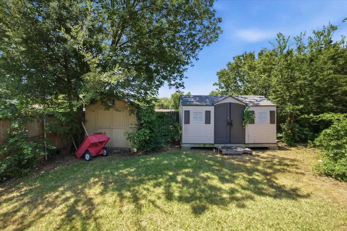 Single Family Residence For Sale in Tarrant County , 200 Almond Lane, Euless, Texas 76039, 3 Bedroom, 2 Bathroom, 2 Garage spaces, 1,610 Sqft, built in 1982, mls#21325764, Real Estate Agent in Euless, Homes For Sale in Tarrant county, Homes For Sale in Euless, Realtor in Euless Texas, Real Estate Brokerage Independent Realty Texas, Luminita Cordes Realtor