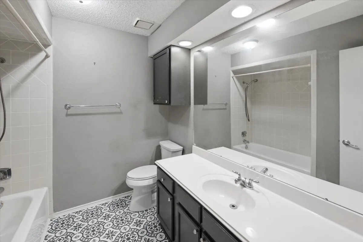 Single Family Residence For Sale in Tarrant County , 200 Almond Lane, Euless, Texas 76039, 3 Bedroom, 2 Bathroom, 2 Garage spaces, 1,610 Sqft, built in 1982, mls#21325764, Real Estate Agent in Euless, Homes For Sale in Tarrant county, Homes For Sale in Euless, Realtor in Euless Texas, Real Estate Brokerage Independent Realty Texas, Luminita Cordes Realtor