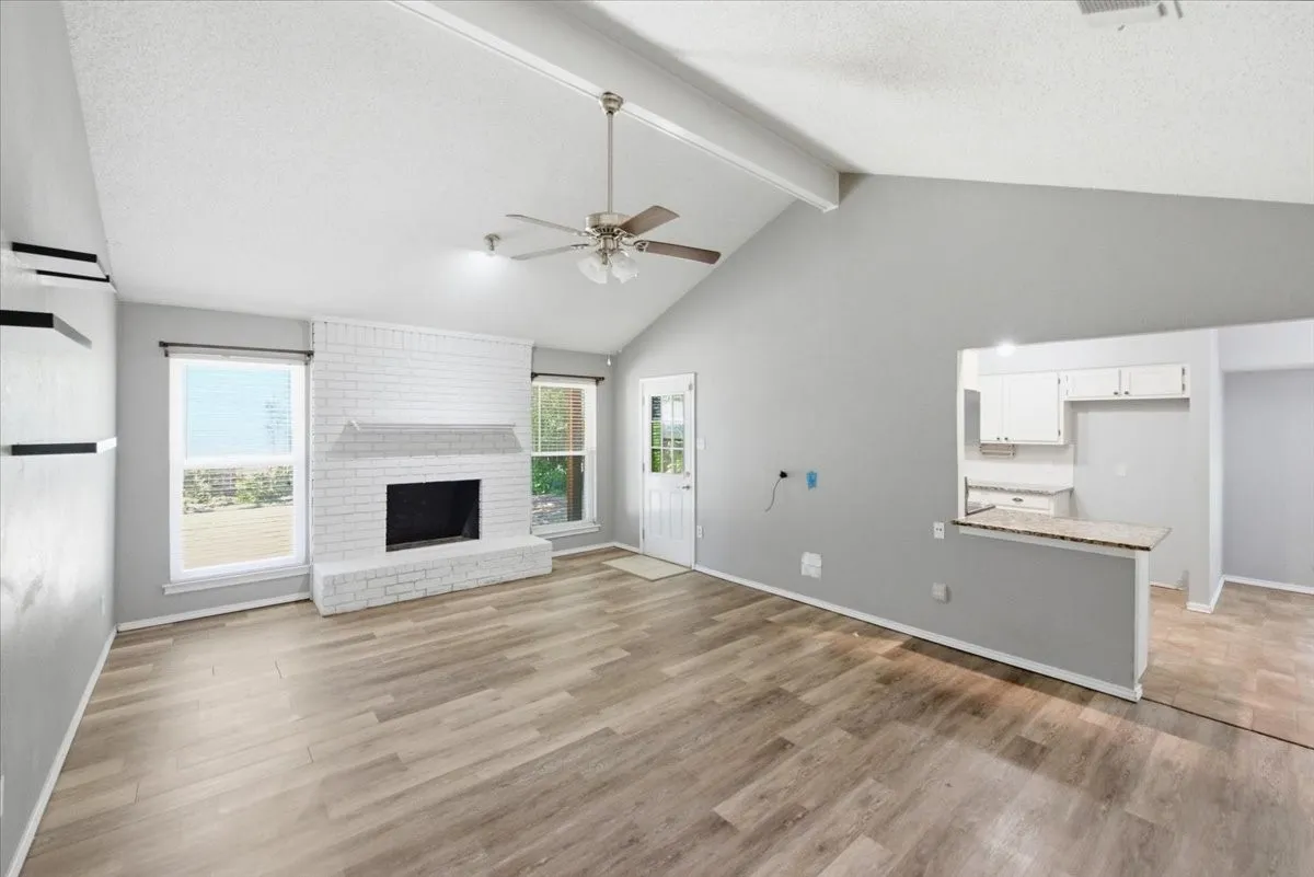 Single Family Residence For Sale in Tarrant County , 200 Almond Lane, Euless, Texas 76039, 3 Bedroom, 2 Bathroom, 2 Garage spaces, 1,610 Sqft, built in 1982, mls#21325764, Real Estate Agent in Euless, Homes For Sale in Tarrant county, Homes For Sale in Euless, Realtor in Euless Texas, Real Estate Brokerage Independent Realty Texas, Luminita Cordes Realtor