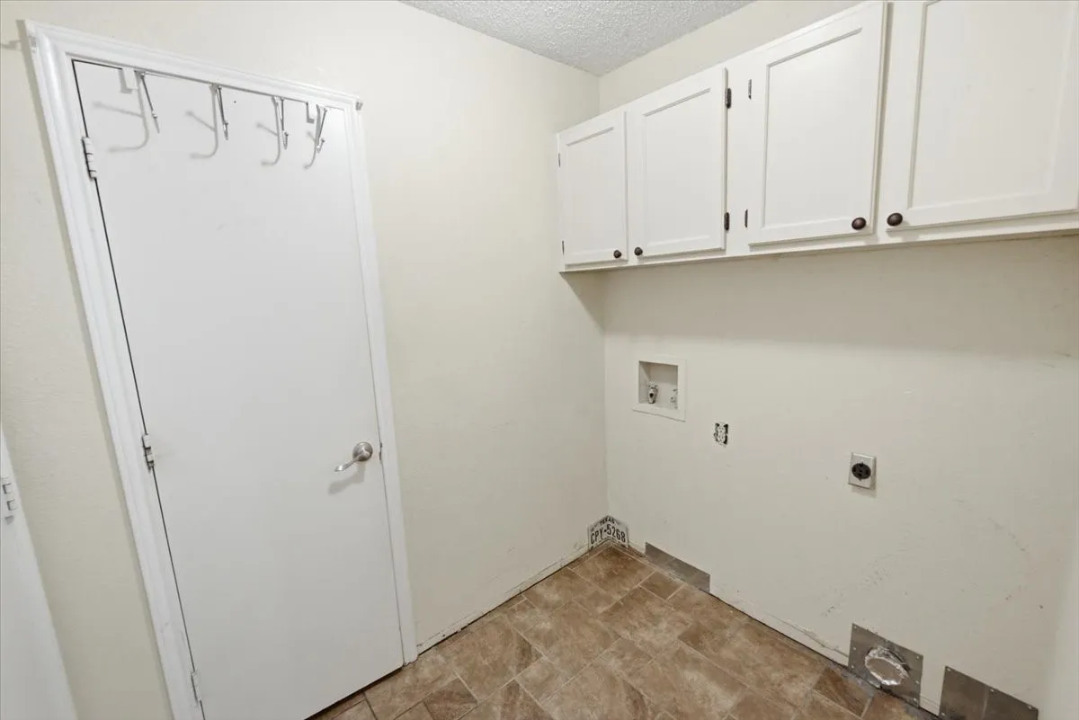 Single Family Residence For Sale in Tarrant County , 200 Almond Lane, Euless, Texas 76039, 3 Bedroom, 2 Bathroom, 2 Garage spaces, 1,610 Sqft, built in 1982, mls#21325764, Real Estate Agent in Euless, Homes For Sale in Tarrant county, Homes For Sale in Euless, Realtor in Euless Texas, Real Estate Brokerage Independent Realty Texas, Luminita Cordes Realtor
