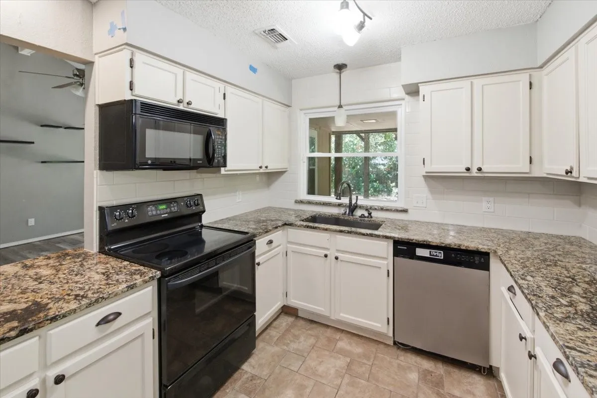 Single Family Residence For Sale in Tarrant County , 200 Almond Lane, Euless, Texas 76039, 3 Bedroom, 2 Bathroom, 2 Garage spaces, 1,610 Sqft, built in 1982, mls#21325764, Real Estate Agent in Euless, Homes For Sale in Tarrant county, Homes For Sale in Euless, Realtor in Euless Texas, Real Estate Brokerage Independent Realty Texas, Luminita Cordes Realtor