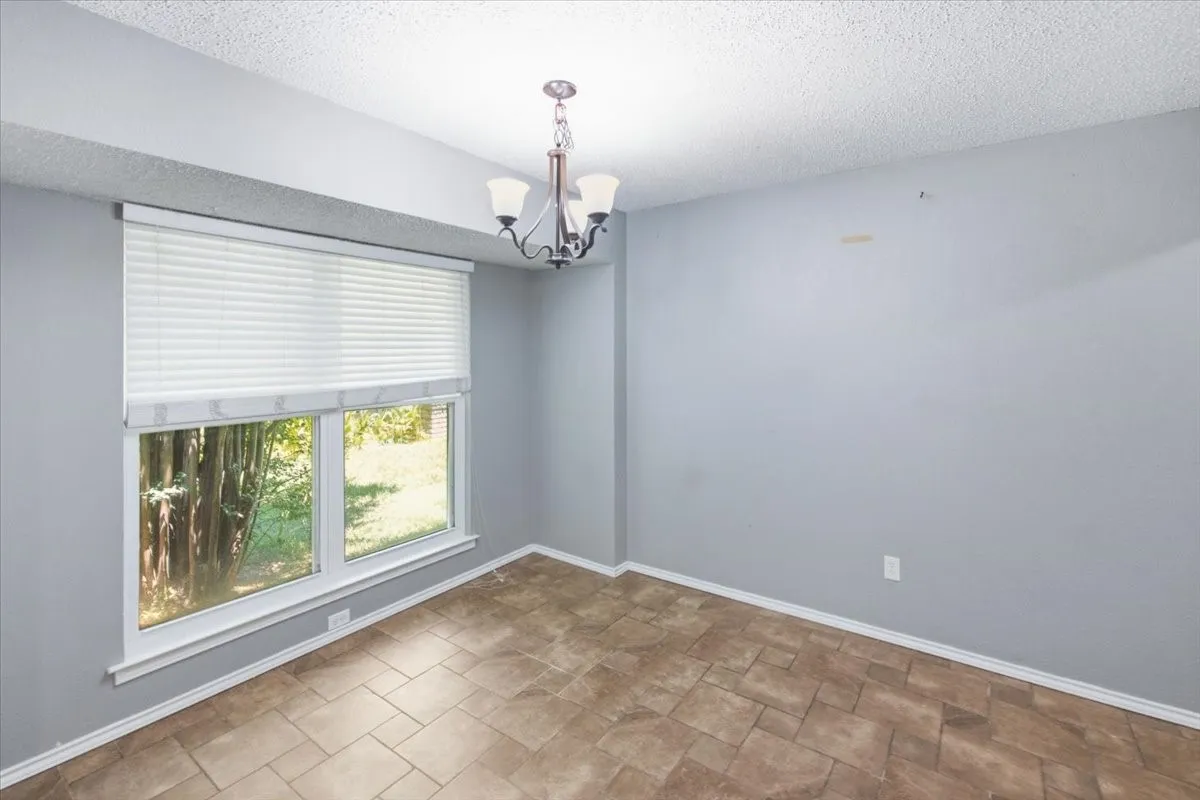 Single Family Residence For Sale in Tarrant County , 200 Almond Lane, Euless, Texas 76039, 3 Bedroom, 2 Bathroom, 2 Garage spaces, 1,610 Sqft, built in 1982, mls#21325764, Real Estate Agent in Euless, Homes For Sale in Tarrant county, Homes For Sale in Euless, Realtor in Euless Texas, Real Estate Brokerage Independent Realty Texas, Luminita Cordes Realtor