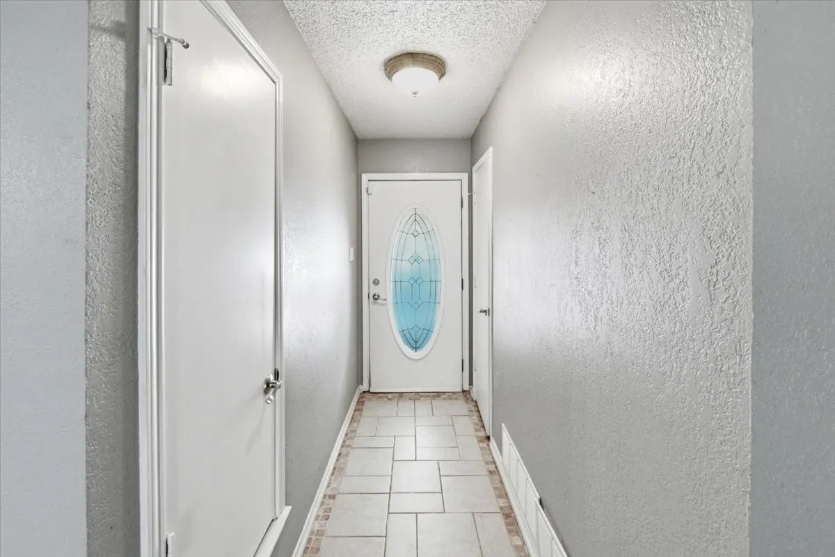 Single Family Residence For Sale in Tarrant County , 200 Almond Lane, Euless, Texas 76039, 3 Bedroom, 2 Bathroom, 2 Garage spaces, 1,610 Sqft, built in 1982, mls#21325764, Real Estate Agent in Euless, Homes For Sale in Tarrant county, Homes For Sale in Euless, Realtor in Euless Texas, Real Estate Brokerage Independent Realty Texas, Luminita Cordes Realtor