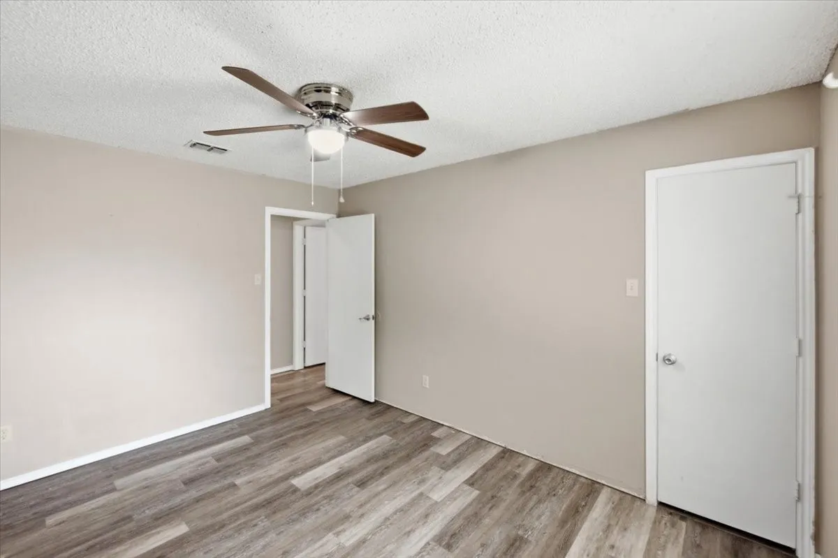 Single Family Residence For Sale in Tarrant County , 200 Almond Lane, Euless, Texas 76039, 3 Bedroom, 2 Bathroom, 2 Garage spaces, 1,610 Sqft, built in 1982, mls#21325764, Real Estate Agent in Euless, Homes For Sale in Tarrant county, Homes For Sale in Euless, Realtor in Euless Texas, Real Estate Brokerage Independent Realty Texas, Luminita Cordes Realtor