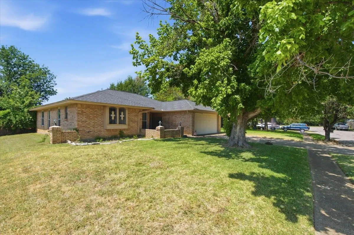 Single Family Residence For Sale in Tarrant County , 200 Almond Lane, Euless, Texas 76039, 3 Bedroom, 2 Bathroom, 2 Garage spaces, 1,610 Sqft, built in 1982, mls#21325764, Real Estate Agent in Euless, Homes For Sale in Tarrant county, Homes For Sale in Euless, Realtor in Euless Texas, Real Estate Brokerage Independent Realty Texas, Luminita Cordes Realtor
