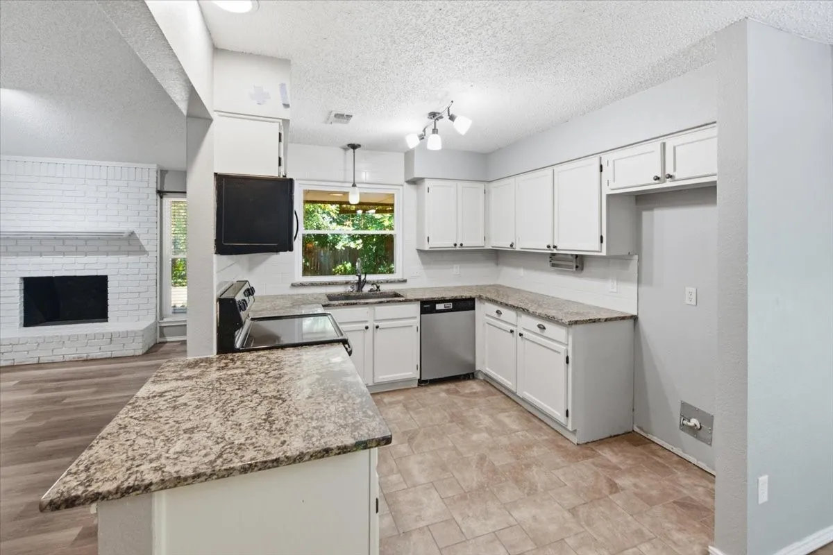 Single Family Residence For Sale in Tarrant County , 200 Almond Lane, Euless, Texas 76039, 3 Bedroom, 2 Bathroom, 2 Garage spaces, 1,610 Sqft, built in 1982, mls#21325764, Real Estate Agent in Euless, Homes For Sale in Tarrant county, Homes For Sale in Euless, Realtor in Euless Texas, Real Estate Brokerage Independent Realty Texas, Luminita Cordes Realtor