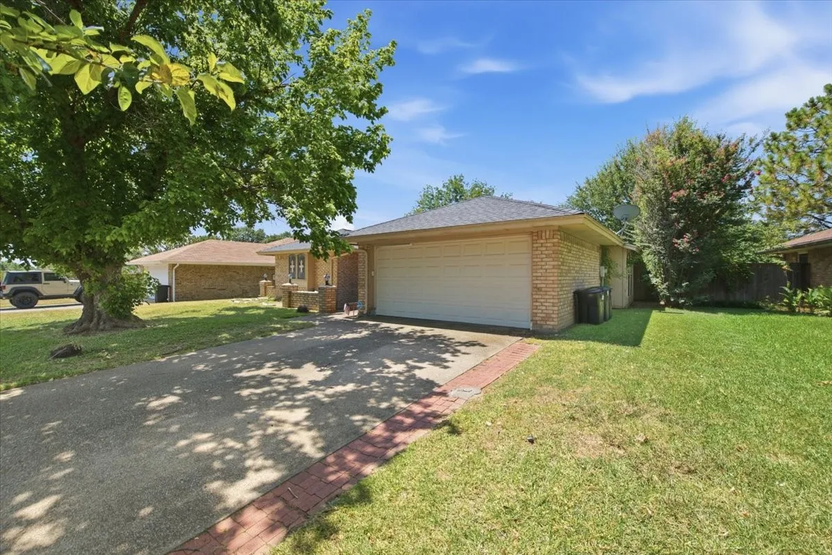 Single Family Residence For Sale in Tarrant County , 200 Almond Lane, Euless, Texas 76039, 3 Bedroom, 2 Bathroom, 2 Garage spaces, 1,610 Sqft, built in 1982, mls#21325764, Real Estate Agent in Euless, Homes For Sale in Tarrant county, Homes For Sale in Euless, Realtor in Euless Texas, Real Estate Brokerage Independent Realty Texas, Luminita Cordes Realtor