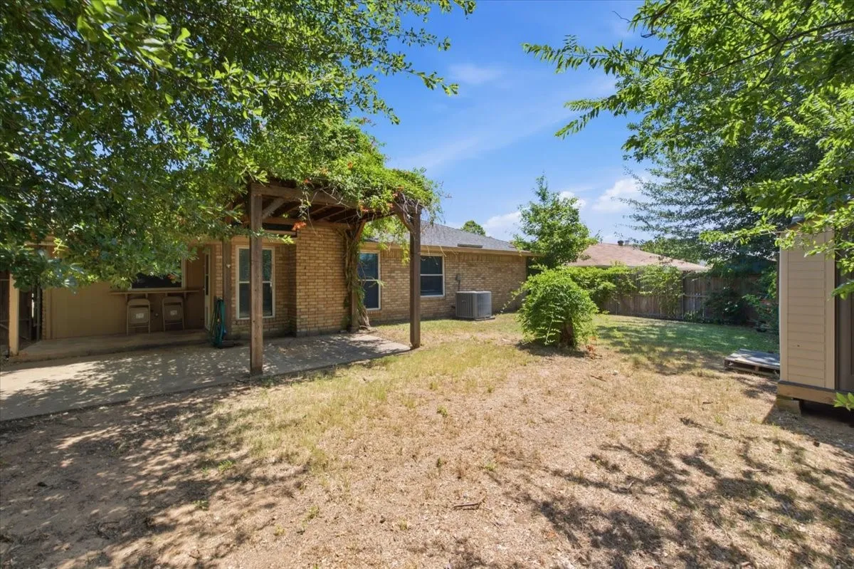 Single Family Residence For Sale in Tarrant County , 200 Almond Lane, Euless, Texas 76039, 3 Bedroom, 2 Bathroom, 2 Garage spaces, 1,610 Sqft, built in 1982, mls#21325764, Real Estate Agent in Euless, Homes For Sale in Tarrant county, Homes For Sale in Euless, Realtor in Euless Texas, Real Estate Brokerage Independent Realty Texas, Luminita Cordes Realtor