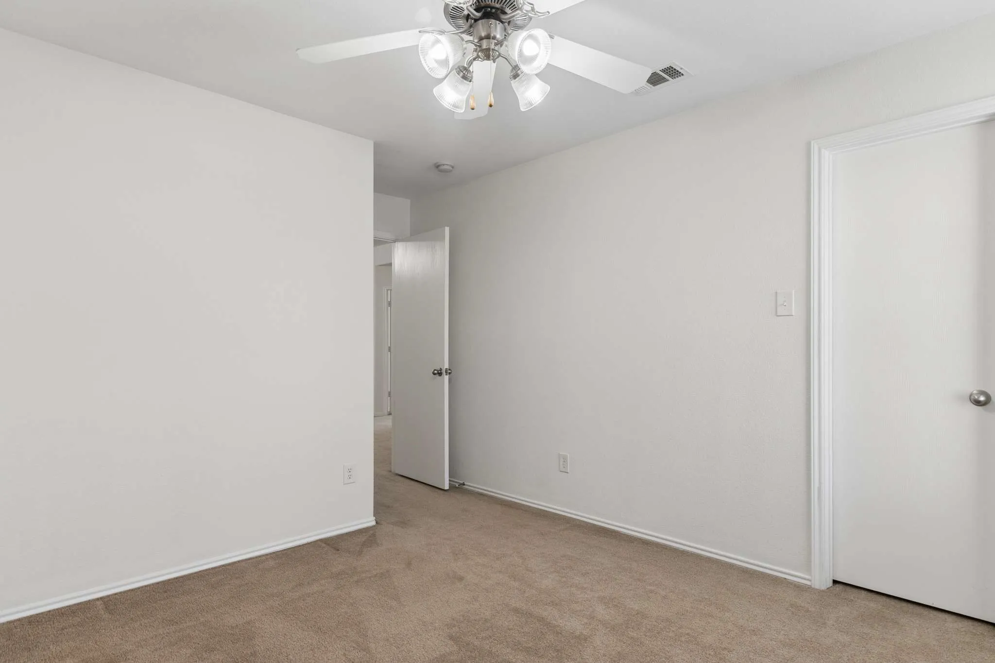 Single Family Residence For Sale in Denton County , 3800 Windy Point Drive, Denton, Texas 76208, 5 Bedroom, 3 Bathroom, 2 Garage spaces, 2,935 Sqft, built in 2008, mls#21326352, Real Estate Agent in Denton, Homes For Sale in Denton county, Homes For Sale in Denton, Realtor in Denton Texas, Real Estate Brokerage Independent Realty Texas, Luminita Cordes Realtor