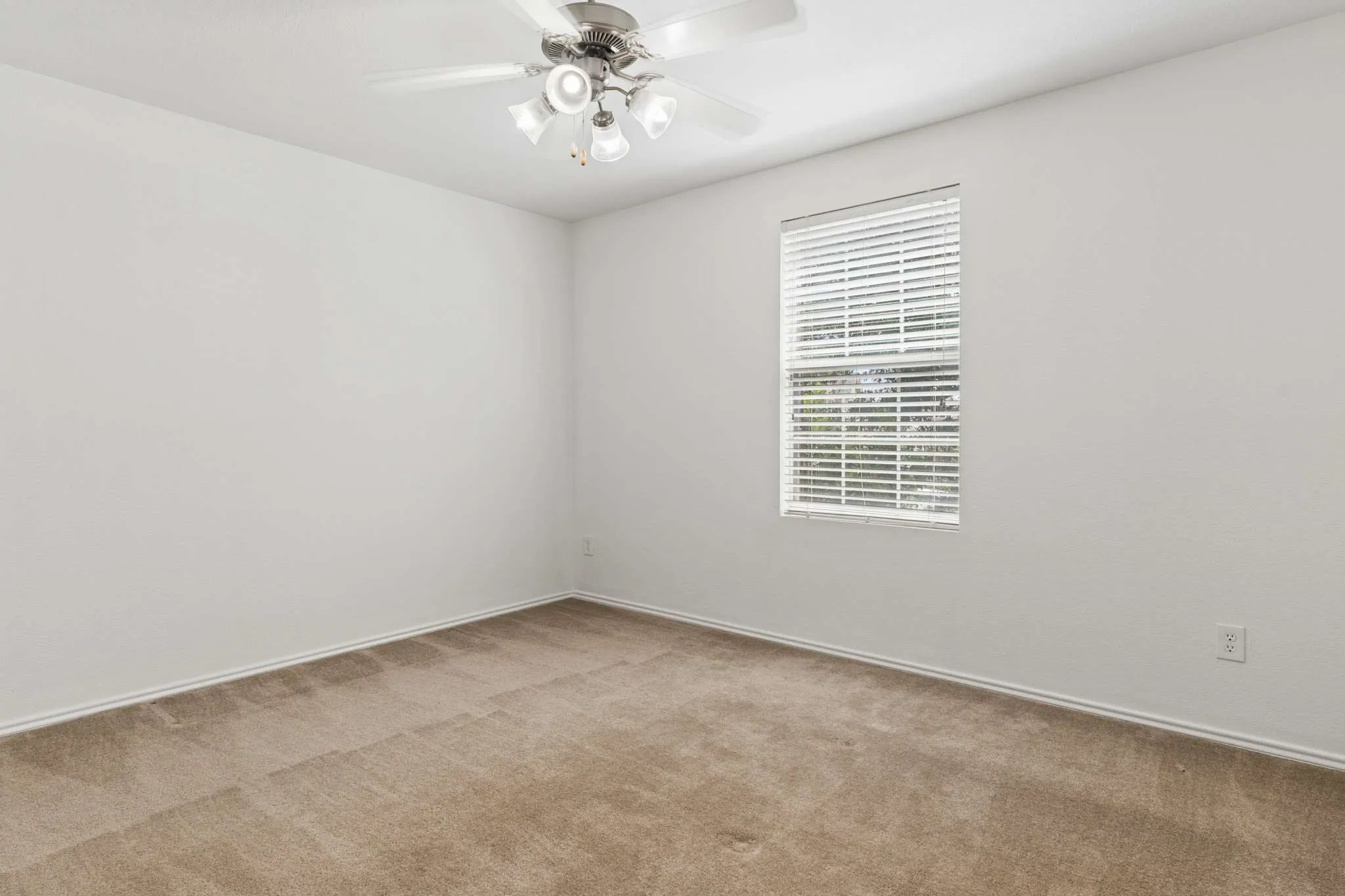 Single Family Residence For Sale in Denton County , 3800 Windy Point Drive, Denton, Texas 76208, 5 Bedroom, 3 Bathroom, 2 Garage spaces, 2,935 Sqft, built in 2008, mls#21326352, Real Estate Agent in Denton, Homes For Sale in Denton county, Homes For Sale in Denton, Realtor in Denton Texas, Real Estate Brokerage Independent Realty Texas, Luminita Cordes Realtor