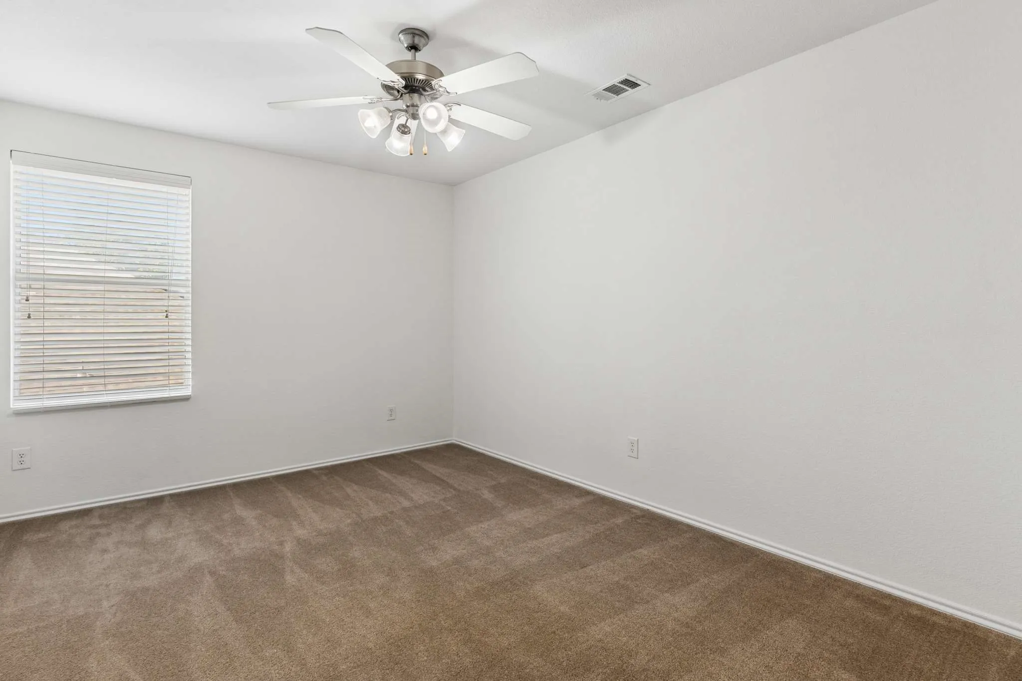 Single Family Residence For Sale in Denton County , 3800 Windy Point Drive, Denton, Texas 76208, 5 Bedroom, 3 Bathroom, 2 Garage spaces, 2,935 Sqft, built in 2008, mls#21326352, Real Estate Agent in Denton, Homes For Sale in Denton county, Homes For Sale in Denton, Realtor in Denton Texas, Real Estate Brokerage Independent Realty Texas, Luminita Cordes Realtor