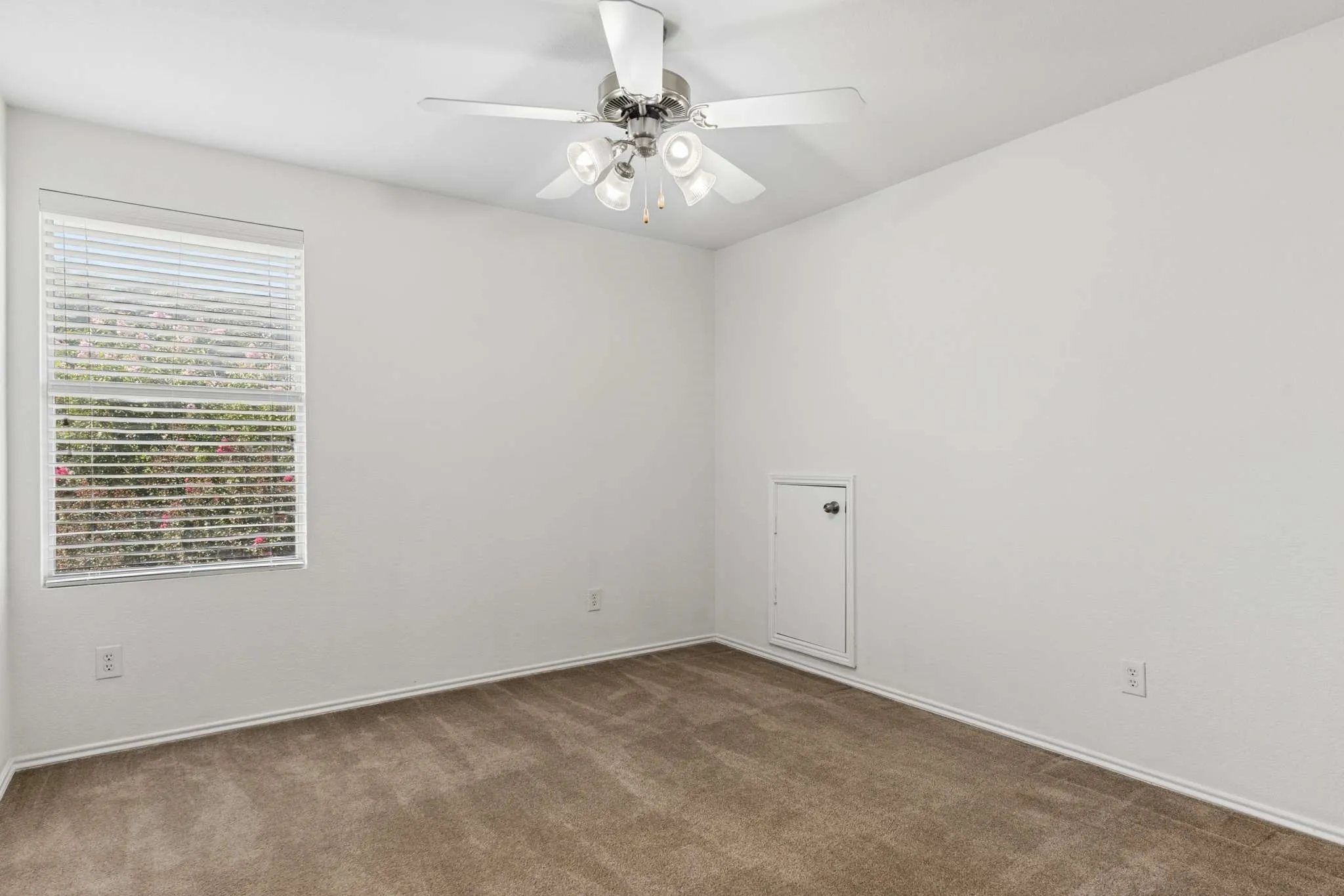 Single Family Residence For Sale in Denton County , 3800 Windy Point Drive, Denton, Texas 76208, 5 Bedroom, 3 Bathroom, 2 Garage spaces, 2,935 Sqft, built in 2008, mls#21326352, Real Estate Agent in Denton, Homes For Sale in Denton county, Homes For Sale in Denton, Realtor in Denton Texas, Real Estate Brokerage Independent Realty Texas, Luminita Cordes Realtor