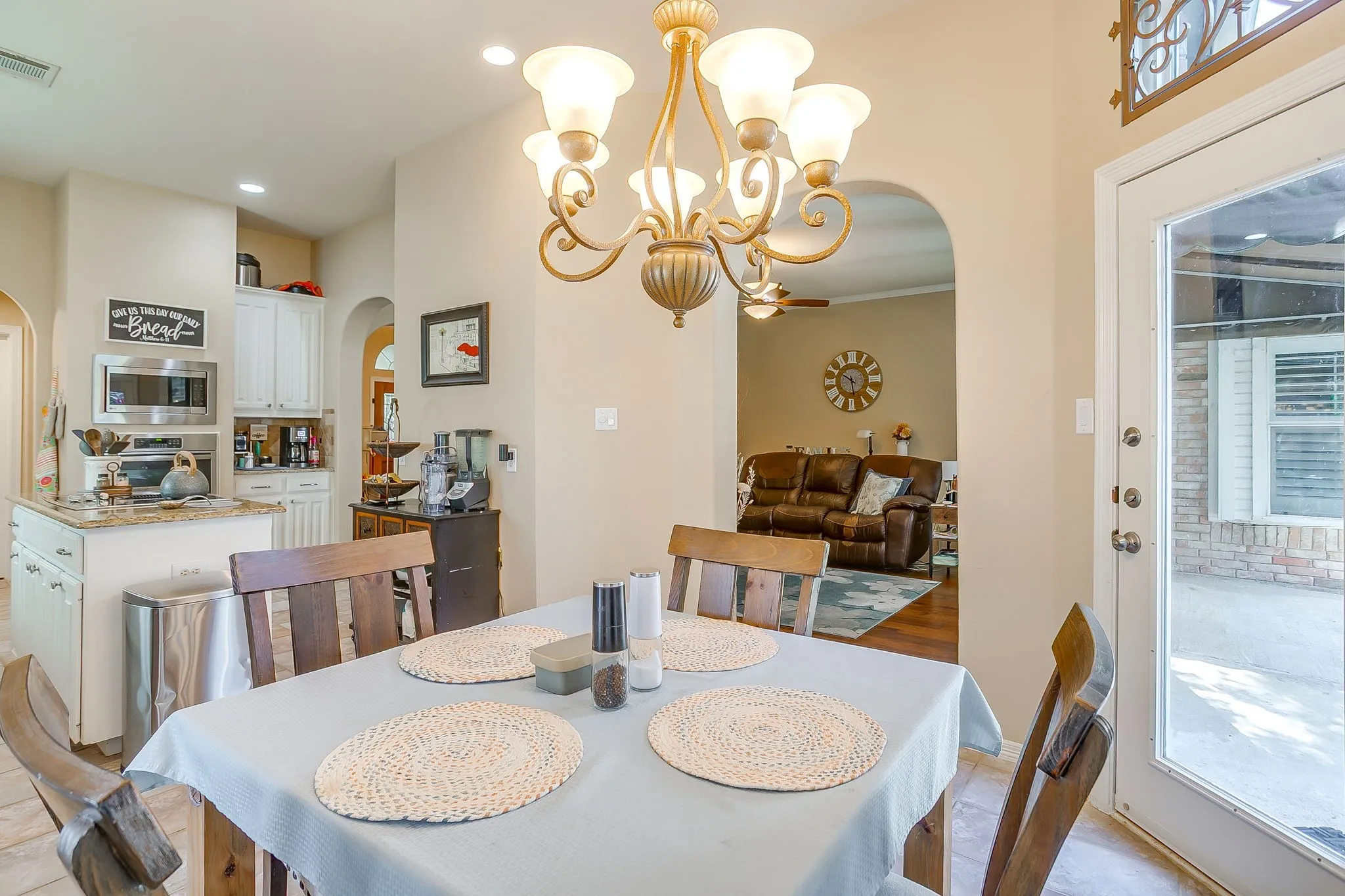 Single Family Residence For Sale in Tarrant County , 14 Zachary Court, Mansfield, Texas 76063, 3 Bedroom, 2 Bathroom, 2 Garage spaces, 2,101 Sqft, built in 1998, Price $399,000, mls#21325353, Real Estate Agent in Mansfield, Homes For Sale in Tarrant county, Homes For Sale in Mansfield, Realtor in Mansfield Texas, Real Estate Brokerage Independent Realty Texas, Luminita Cordes Realtor