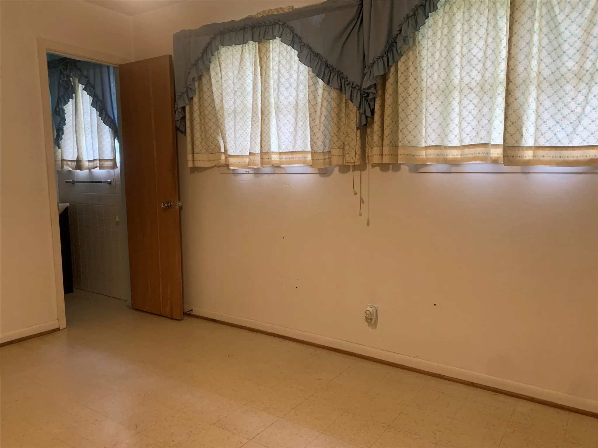 Single Family Residence For Sale in Tarrant County , 132 Skylark Drive, Azle, Texas 76020, 3 Bedrooms, 2 Bathrooms, 2 Garage spaces, 1,660 Sqft, built in 1963, Price $265,600, mls#21326014, Real Estate Agent in Azle, Homes For Sale in Tarrant county, Homes For Sale in Azle, Realtor in Azle Texas, Real Estate Brokerage Independent Realty Texas, Luminita Cordes Realtor