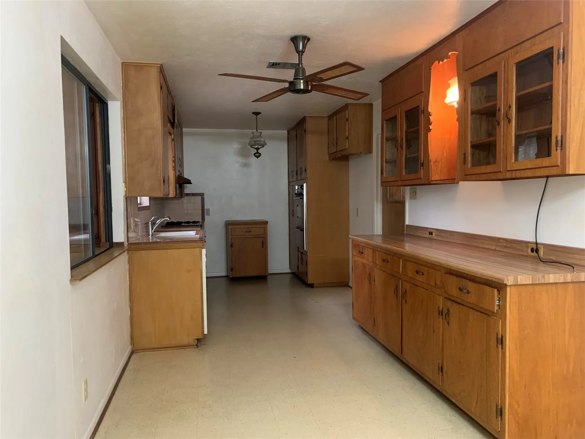 Single Family Residence For Sale in Tarrant County , 132 Skylark Drive, Azle, Texas 76020, 3 Bedrooms, 2 Bathrooms, 2 Garage spaces, 1,660 Sqft, built in 1963, Price $265,600, mls#21326014, Real Estate Agent in Azle, Homes For Sale in Tarrant county, Homes For Sale in Azle, Realtor in Azle Texas, Real Estate Brokerage Independent Realty Texas, Luminita Cordes Realtor