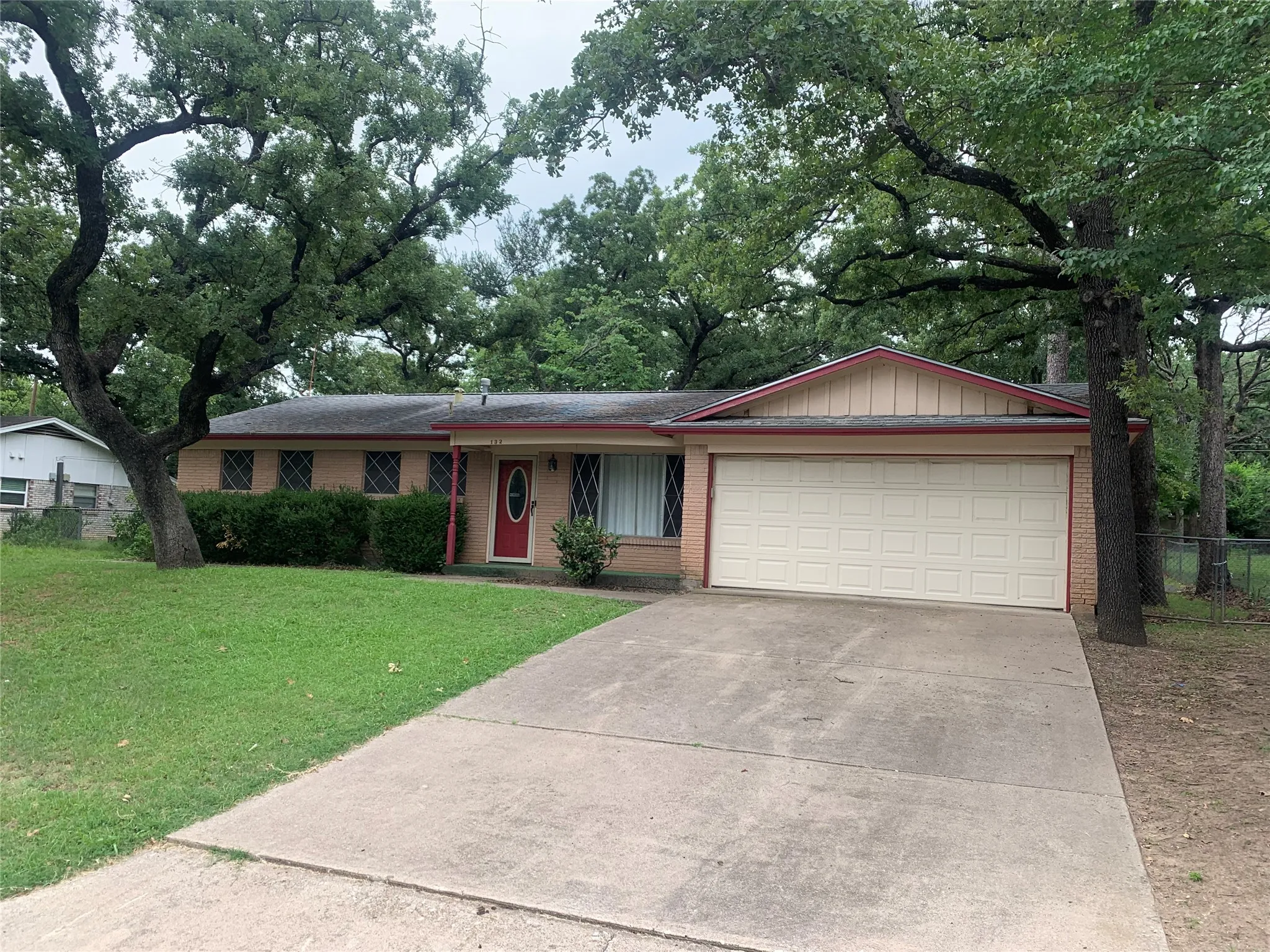 Single Family Residence For Sale in Tarrant County , 132 Skylark Drive, Azle, Texas 76020, 3 Bedrooms, 2 Bathrooms, 2 Garage spaces, 1,660 Sqft, built in 1963, Price $265,600, mls#21326014, Real Estate Agent in Azle, Homes For Sale in Tarrant county, Homes For Sale in Azle, Realtor in Azle Texas, Real Estate Brokerage Independent Realty Texas, Luminita Cordes Realtor