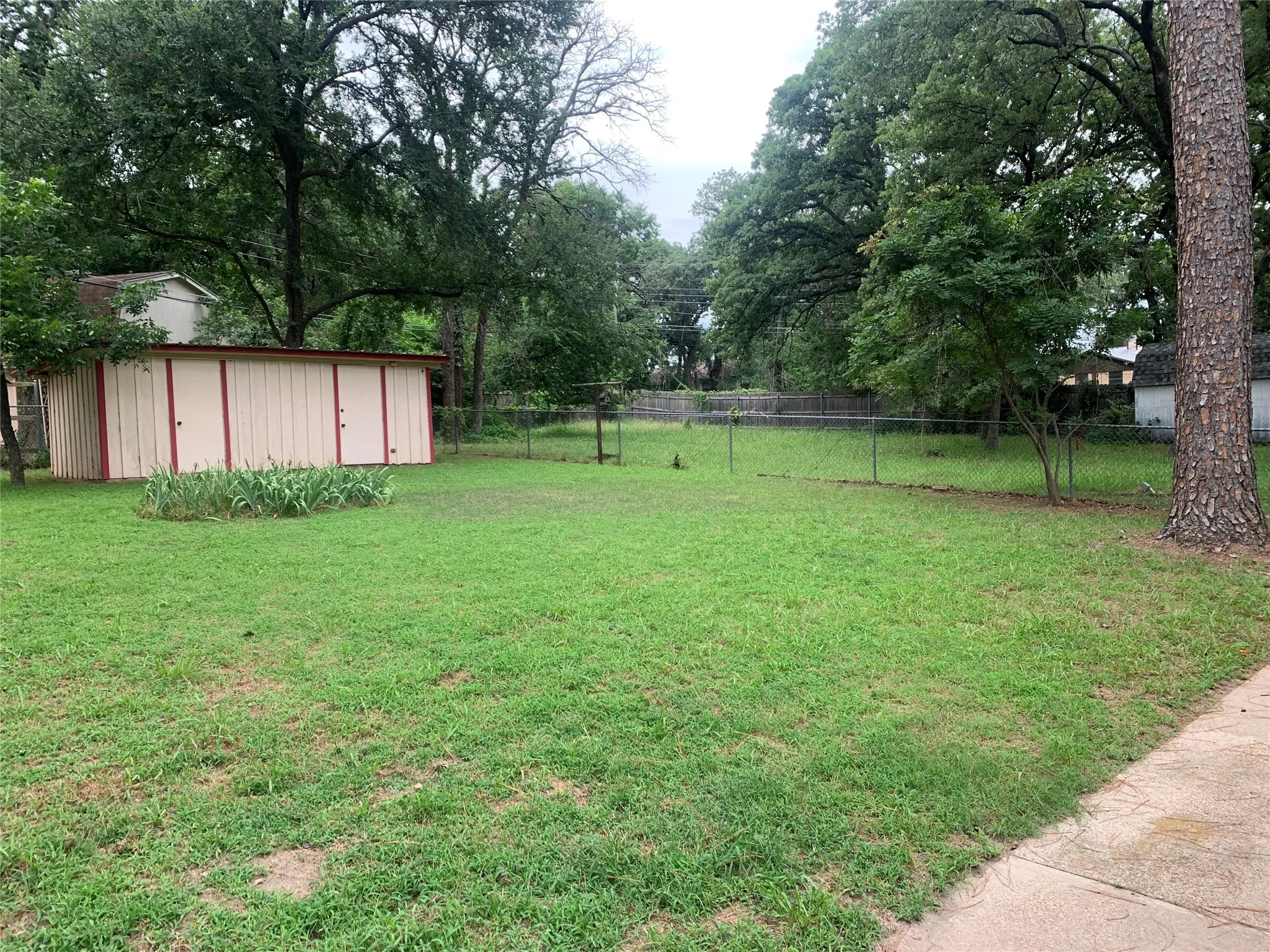 Single Family Residence For Sale in Tarrant County , 132 Skylark Drive, Azle, Texas 76020, 3 Bedrooms, 2 Bathrooms, 2 Garage spaces, 1,660 Sqft, built in 1963, Price $265,600, mls#21326014, Real Estate Agent in Azle, Homes For Sale in Tarrant county, Homes For Sale in Azle, Realtor in Azle Texas, Real Estate Brokerage Independent Realty Texas, Luminita Cordes Realtor