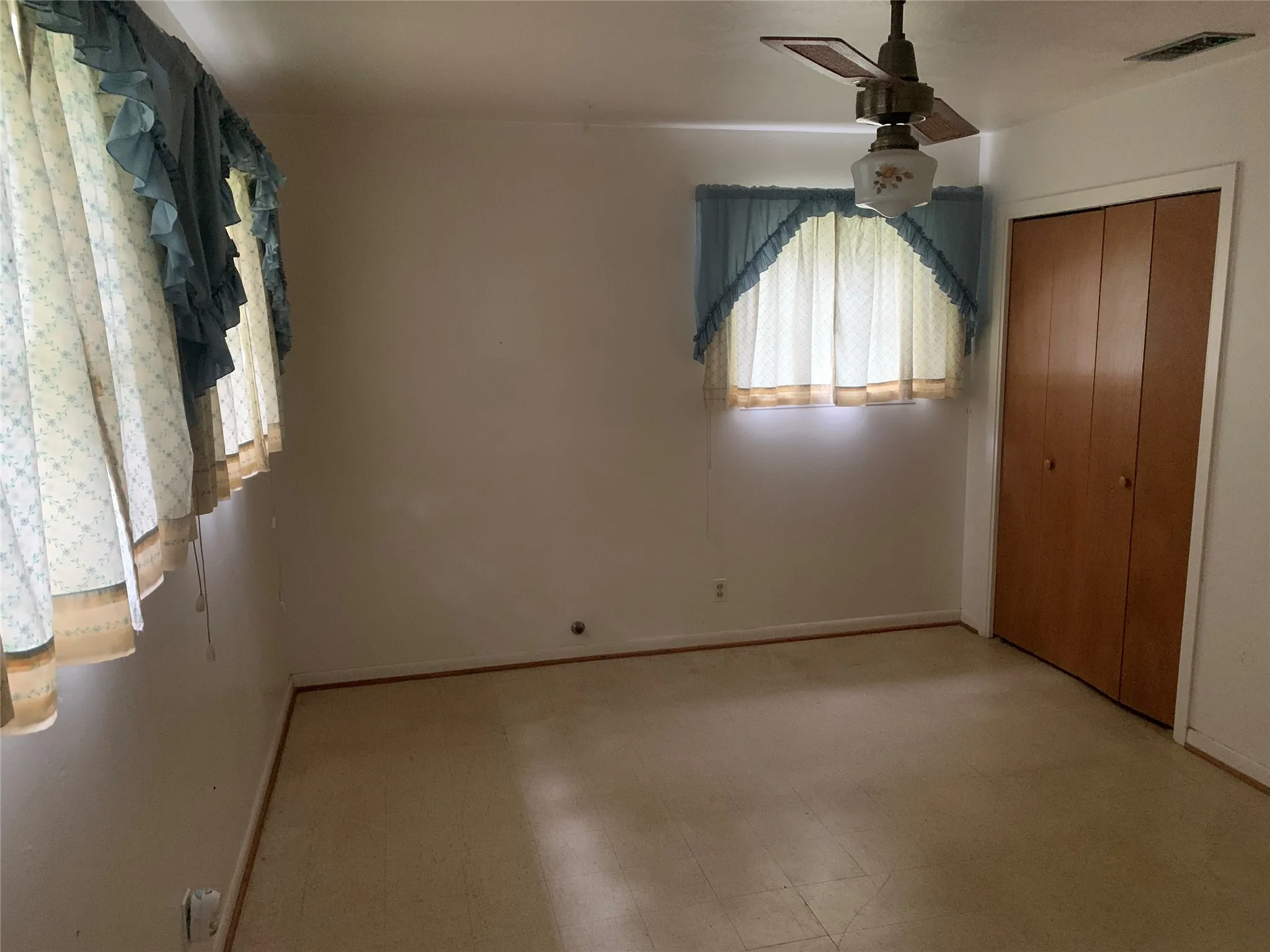 Single Family Residence For Sale in Tarrant County , 132 Skylark Drive, Azle, Texas 76020, 3 Bedrooms, 2 Bathrooms, 2 Garage spaces, 1,660 Sqft, built in 1963, Price $265,600, mls#21326014, Real Estate Agent in Azle, Homes For Sale in Tarrant county, Homes For Sale in Azle, Realtor in Azle Texas, Real Estate Brokerage Independent Realty Texas, Luminita Cordes Realtor