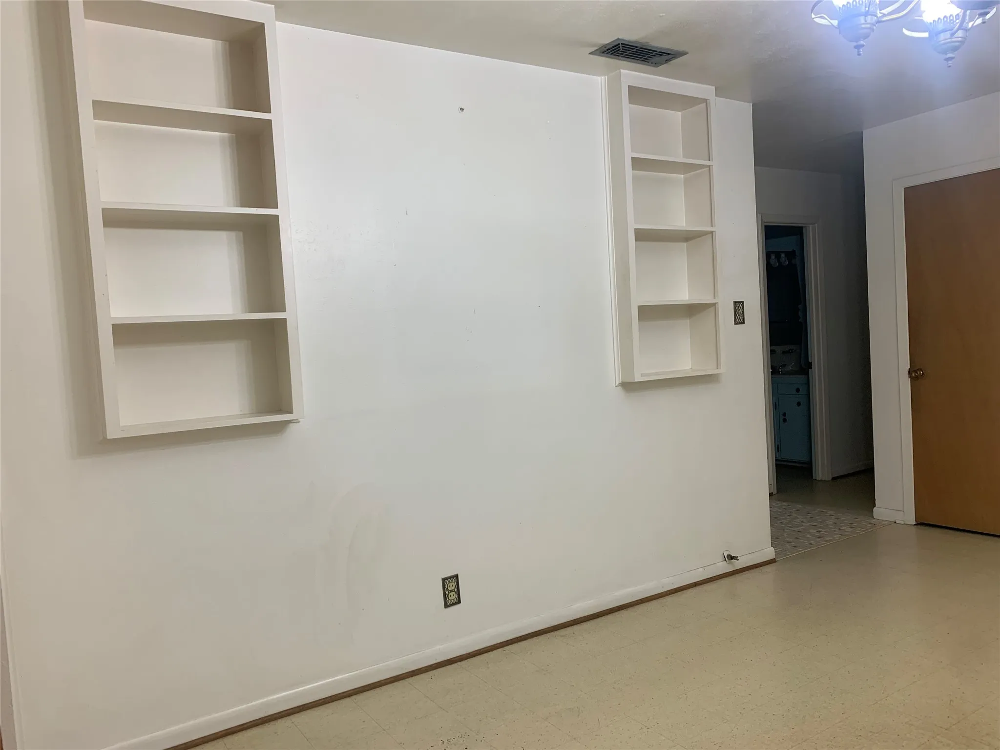 Single Family Residence For Sale in Tarrant County , 132 Skylark Drive, Azle, Texas 76020, 3 Bedrooms, 2 Bathrooms, 2 Garage spaces, 1,660 Sqft, built in 1963, Price $265,600, mls#21326014, Real Estate Agent in Azle, Homes For Sale in Tarrant county, Homes For Sale in Azle, Realtor in Azle Texas, Real Estate Brokerage Independent Realty Texas, Luminita Cordes Realtor