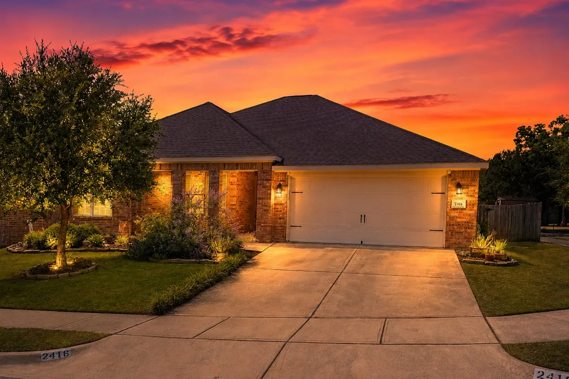 Single Family Residence For Sale in Denton County , 2416 Fall Leaf Court, Denton, Texas 76209, 4 Bedroom, 2 Bathroom, 2 Garage spaces, 2,132 Sqft, built in 2015, mls#21327448, Real Estate Agent in Denton, Homes For Sale in Denton county, Homes For Sale in Denton, Realtor in Denton Texas, Real Estate Brokerage Independent Realty Texas, Luminita Cordes Realtor
