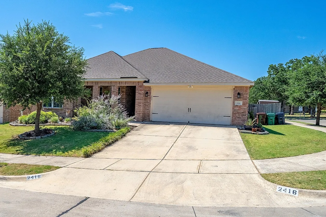 Single Family Residence For Sale in Denton County , 2416 Fall Leaf Court, Denton, Texas 76209, 4 Bedroom, 2 Bathroom, 2 Garage spaces, 2,132 Sqft, built in 2015, mls#21327448, Real Estate Agent in Denton, Homes For Sale in Denton county, Homes For Sale in Denton, Realtor in Denton Texas, Real Estate Brokerage Independent Realty Texas, Luminita Cordes Realtor
