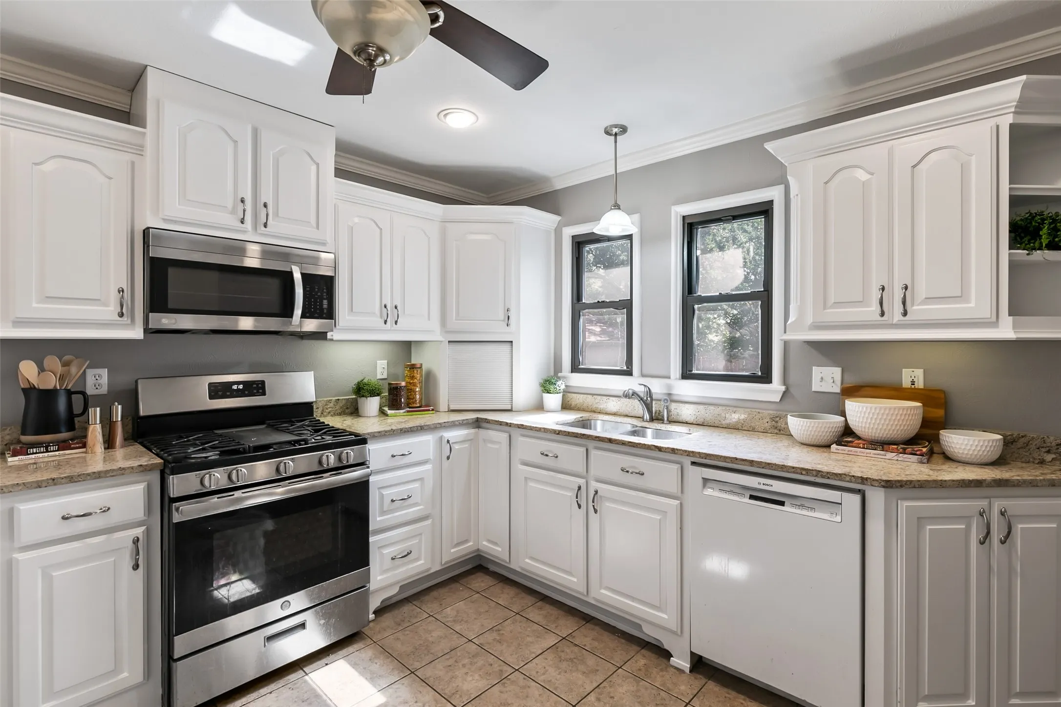 Single Family Residence For Rent in Dallas County , 4206 Somerville Avenue, Dallas, Texas 75206, 3 Bedroom, 3 Bathroom, Garage spaces, 2,033 Sqft, built in 1940, mls#21327602, Real Estate Agent in Dallas, Homes For Rent in Dallas county, Homes For Rent in Dallas, Realtor in Dallas Texas, Real Estate Brokerage Independent Realty Texas, Luminita Cordes Realtor