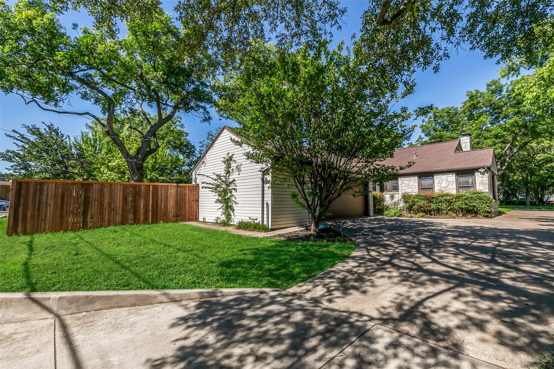 Single Family Residence For Rent in Dallas County , 4206 Somerville Avenue, Dallas, Texas 75206, 3 Bedroom, 3 Bathroom, Garage spaces, 2,033 Sqft, built in 1940, mls#21327602, Real Estate Agent in Dallas, Homes For Rent in Dallas county, Homes For Rent in Dallas, Realtor in Dallas Texas, Real Estate Brokerage Independent Realty Texas, Luminita Cordes Realtor
