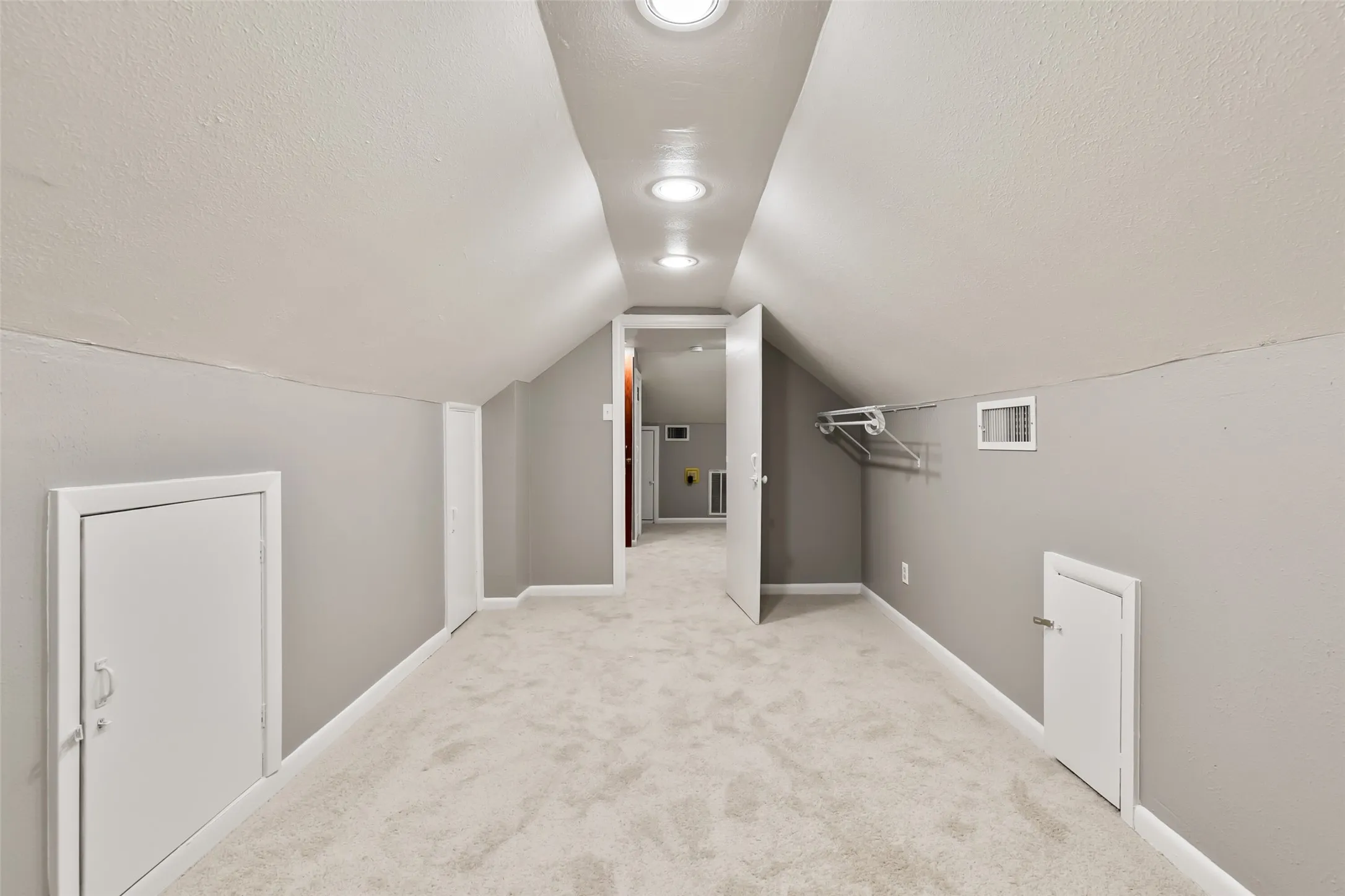 Single Family Residence For Rent in Dallas County , 4206 Somerville Avenue, Dallas, Texas 75206, 3 Bedroom, 3 Bathroom, Garage spaces, 2,033 Sqft, built in 1940, mls#21327602, Real Estate Agent in Dallas, Homes For Rent in Dallas county, Homes For Rent in Dallas, Realtor in Dallas Texas, Real Estate Brokerage Independent Realty Texas, Luminita Cordes Realtor