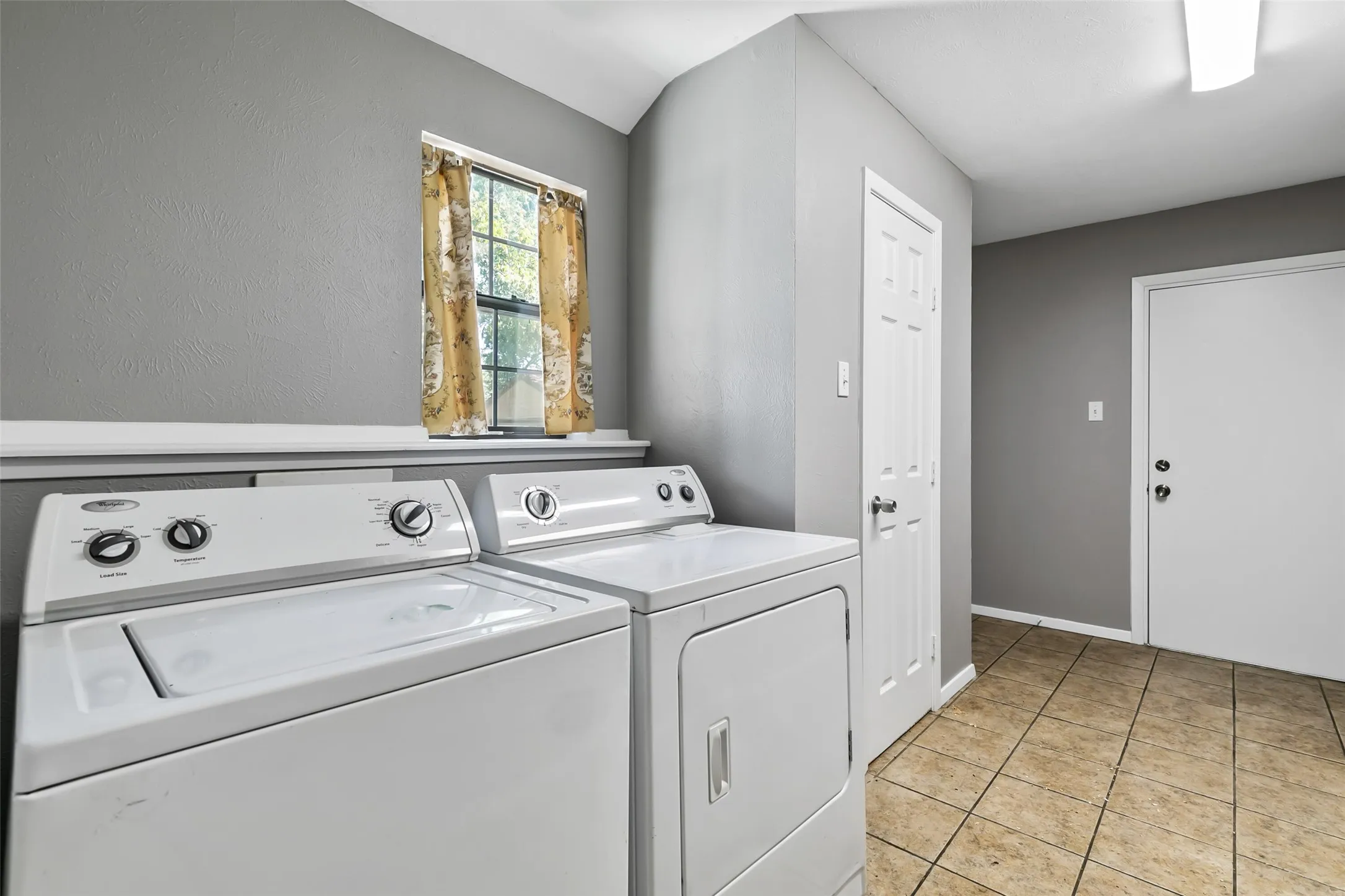 Single Family Residence For Rent in Dallas County , 4206 Somerville Avenue, Dallas, Texas 75206, 3 Bedroom, 3 Bathroom, Garage spaces, 2,033 Sqft, built in 1940, mls#21327602, Real Estate Agent in Dallas, Homes For Rent in Dallas county, Homes For Rent in Dallas, Realtor in Dallas Texas, Real Estate Brokerage Independent Realty Texas, Luminita Cordes Realtor