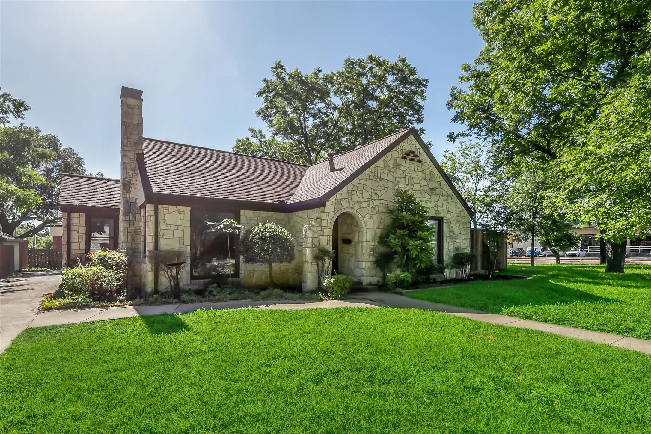 Single Family Residence For Rent in Dallas County , 4206 Somerville Avenue, Dallas, Texas 75206, 3 Bedroom, 3 Bathroom, Garage spaces, 2,033 Sqft, built in 1940, mls#21327602, Real Estate Agent in Dallas, Homes For Rent in Dallas county, Homes For Rent in Dallas, Realtor in Dallas Texas, Real Estate Brokerage Independent Realty Texas, Luminita Cordes Realtor