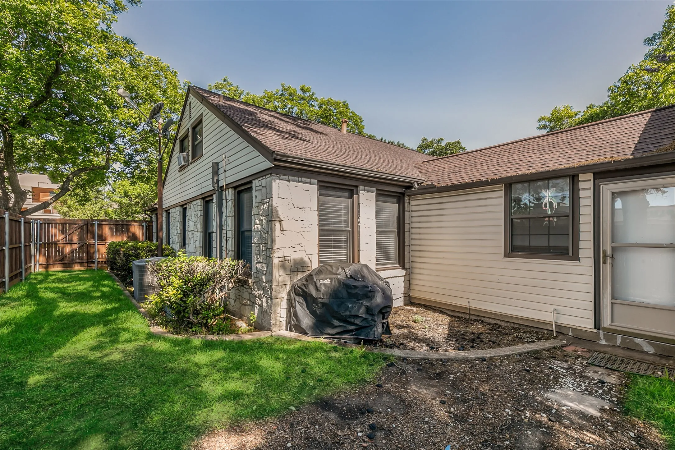 Single Family Residence For Rent in Dallas County , 4206 Somerville Avenue, Dallas, Texas 75206, 3 Bedroom, 3 Bathroom, Garage spaces, 2,033 Sqft, built in 1940, mls#21327602, Real Estate Agent in Dallas, Homes For Rent in Dallas county, Homes For Rent in Dallas, Realtor in Dallas Texas, Real Estate Brokerage Independent Realty Texas, Luminita Cordes Realtor