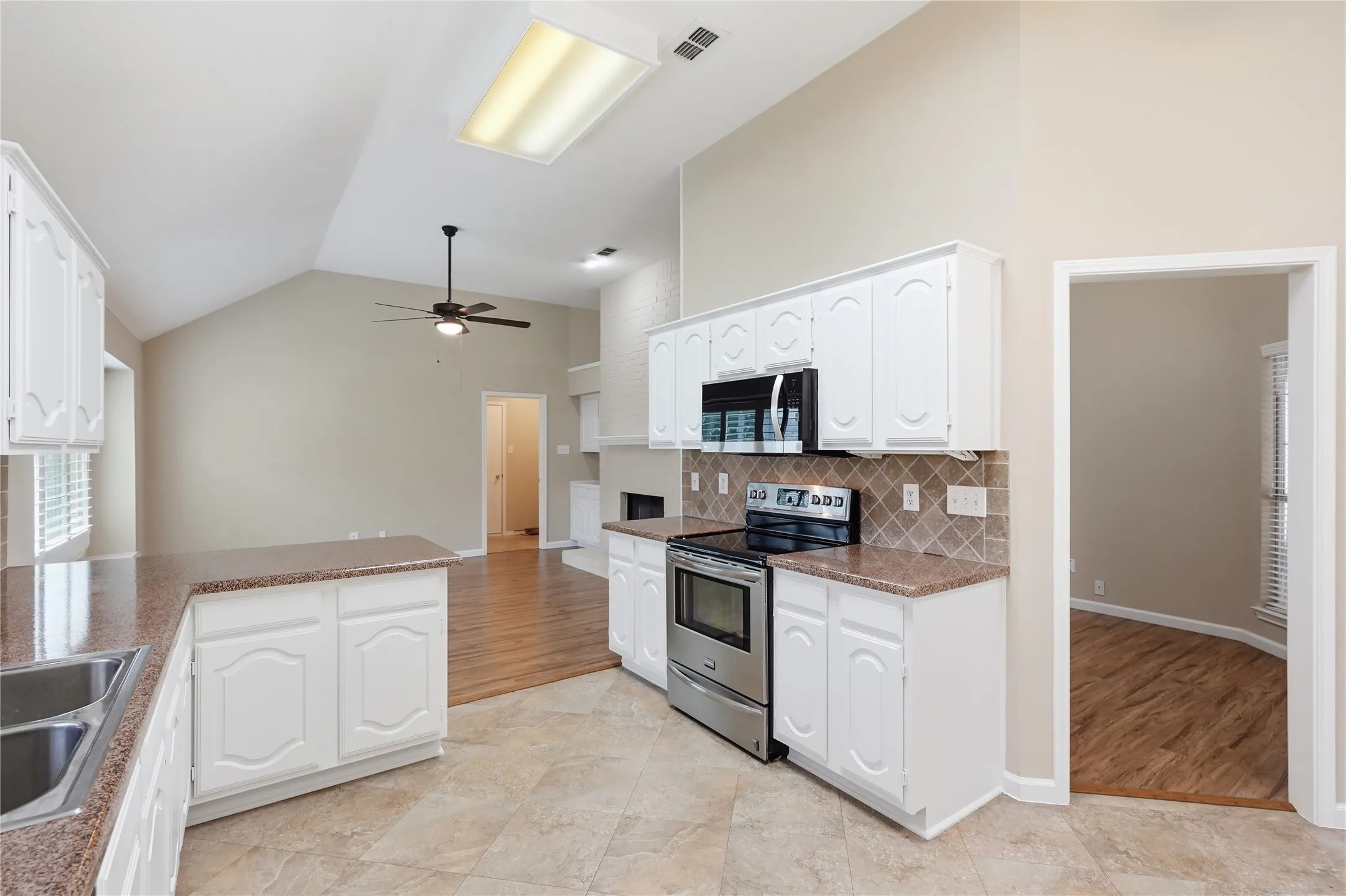 Single Family Residence For Sale in Tarrant County , 7204 Mesa Verde Trail, Fort Worth, Texas 76137, 3 Bedroom, 2 Bathroom, 2 Garage spaces, 1,866 Sqft, built in 1991, mls#21327497, Real Estate Agent in Fort Worth, Homes For Sale in Tarrant county, Homes For Sale in Fort Worth, Realtor in Fort Worth Texas, Real Estate Brokerage Independent Realty Texas, Luminita Cordes Realtor