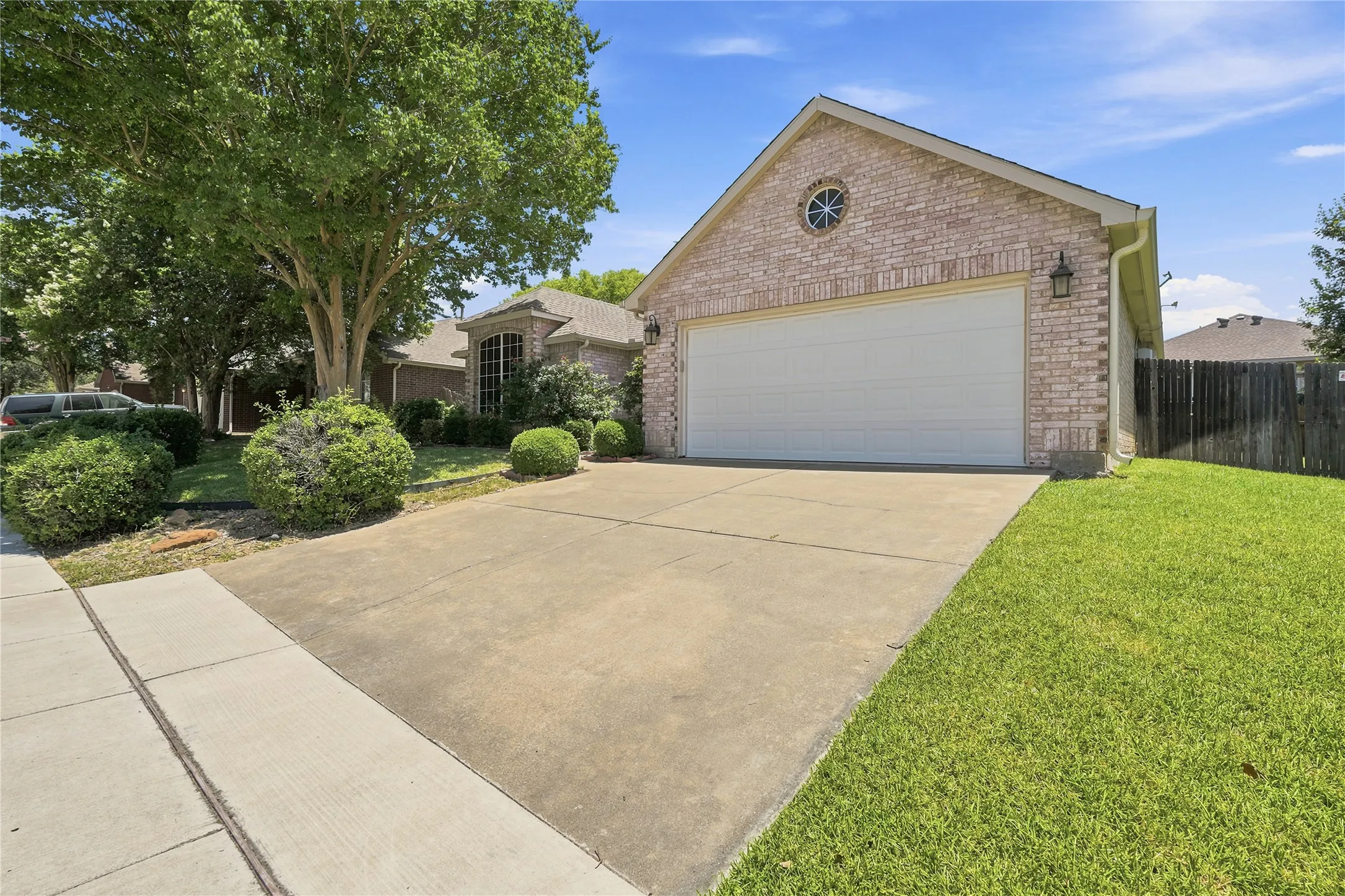 Single Family Residence For Sale in Tarrant County , 7204 Mesa Verde Trail, Fort Worth, Texas 76137, 3 Bedroom, 2 Bathroom, 2 Garage spaces, 1,866 Sqft, built in 1991, mls#21327497, Real Estate Agent in Fort Worth, Homes For Sale in Tarrant county, Homes For Sale in Fort Worth, Realtor in Fort Worth Texas, Real Estate Brokerage Independent Realty Texas, Luminita Cordes Realtor