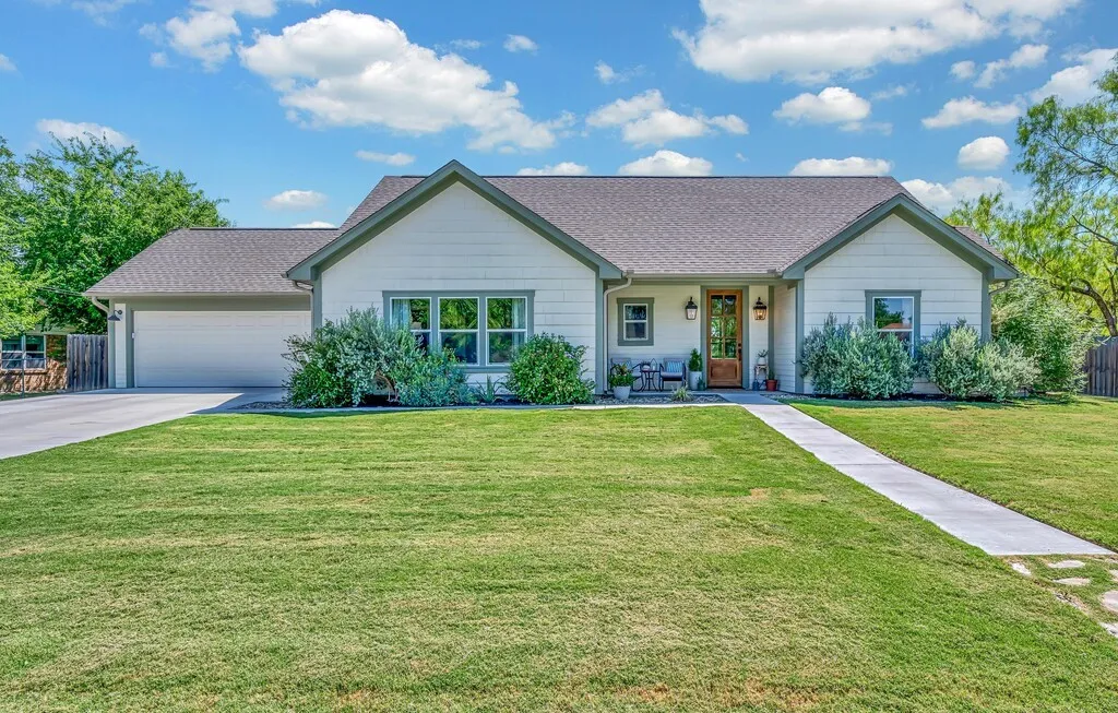 Single Family Residence For Sale in Hamilton County , 931 N Pecan Street, Hico, Texas 76457, 4 Bedroom, 3 Bathroom, 2 Garage spaces, 1,793 Sqft, built in 2022, mls#21327625, Real Estate Agent in Hico, Homes For Sale in Hamilton county, Homes For Sale in Hico, Realtor in Hico Texas, Real Estate Brokerage Independent Realty Texas, Luminita Cordes Realtor