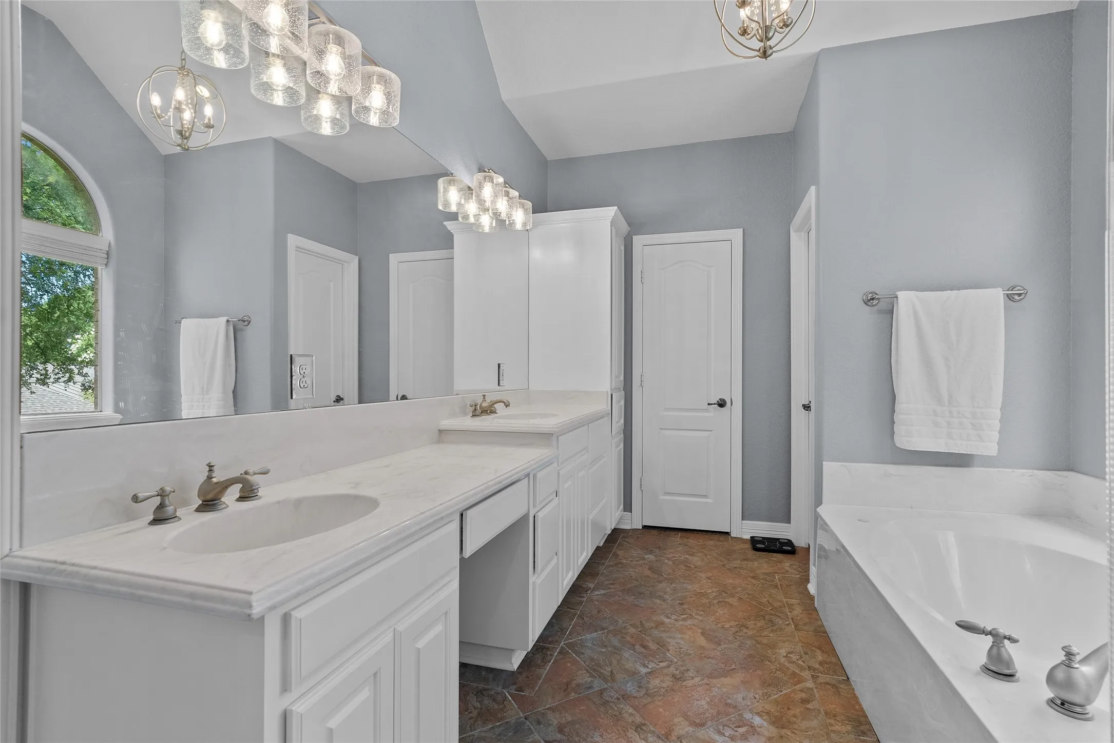Single Family Residence For Sale in Parker County , 117 Muir Hill Drive, Aledo, Texas 76008, 4 Bedroom, 3 Bathroom, 3 Garage spaces, 3,252 Sqft, built in 2002, mls#21323980, Real Estate Agent in Aledo, Homes For Sale in Parker county, Homes For Sale in Aledo, Realtor in Aledo Texas, Real Estate Brokerage Independent Realty Texas, Luminita Cordes Realtor