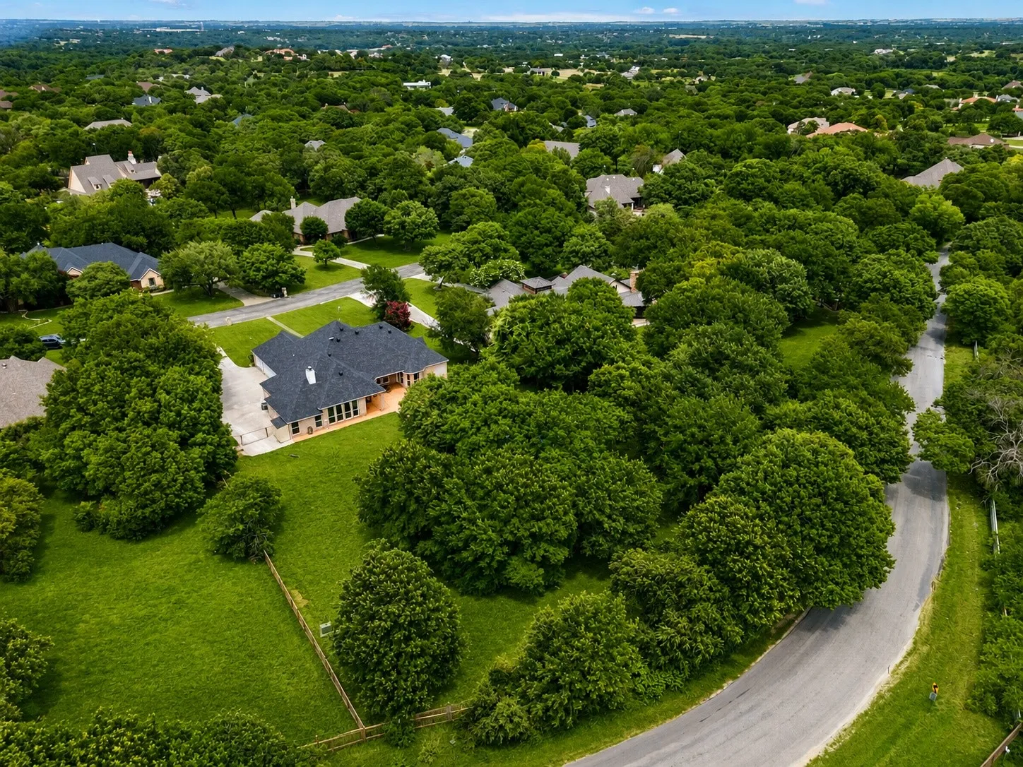 Single Family Residence For Sale in Parker County , 117 Muir Hill Drive, Aledo, Texas 76008, 4 Bedroom, 3 Bathroom, 3 Garage spaces, 3,252 Sqft, built in 2002, mls#21323980, Real Estate Agent in Aledo, Homes For Sale in Parker county, Homes For Sale in Aledo, Realtor in Aledo Texas, Real Estate Brokerage Independent Realty Texas, Luminita Cordes Realtor