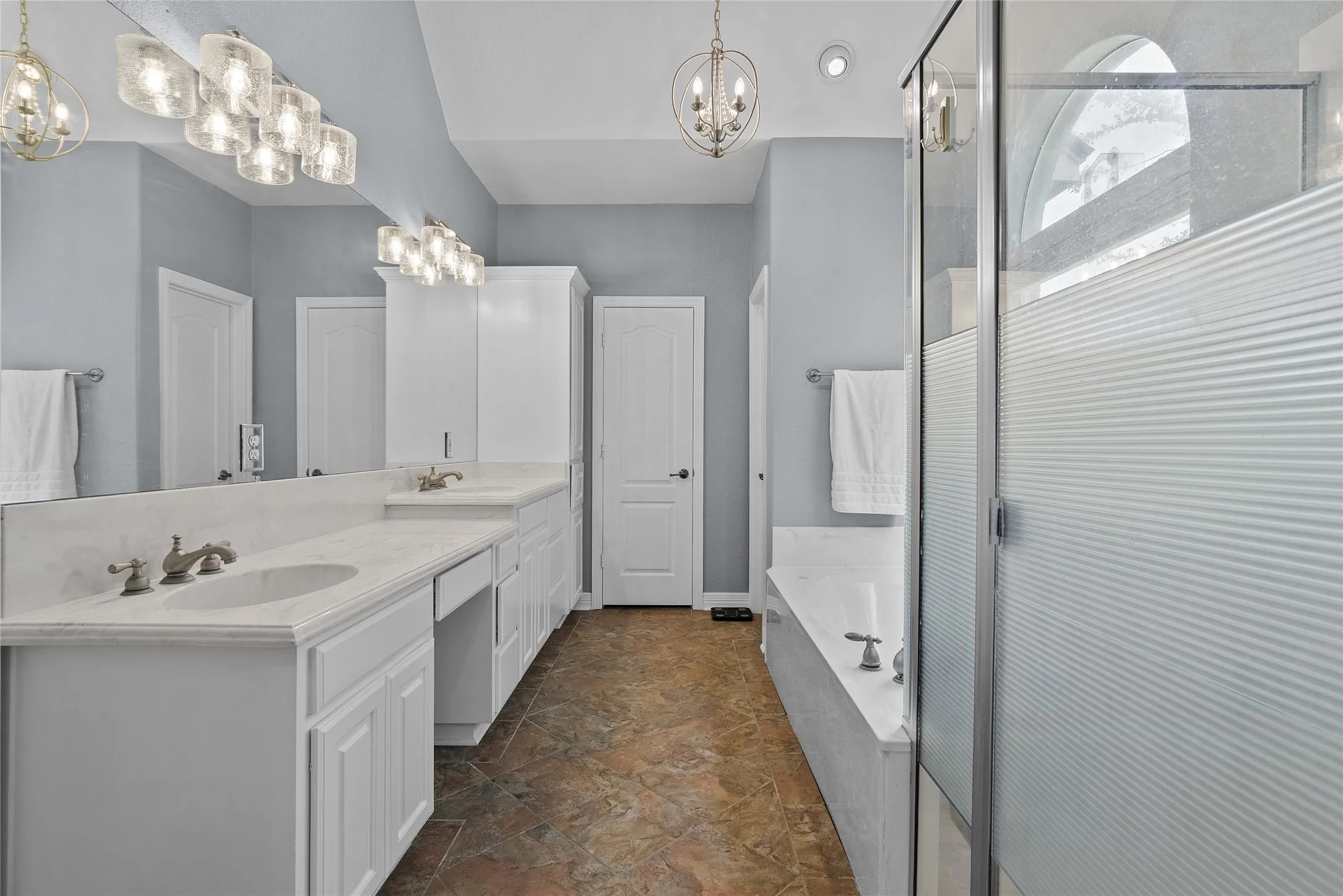 Single Family Residence For Sale in Parker County , 117 Muir Hill Drive, Aledo, Texas 76008, 4 Bedroom, 3 Bathroom, 3 Garage spaces, 3,252 Sqft, built in 2002, mls#21323980, Real Estate Agent in Aledo, Homes For Sale in Parker county, Homes For Sale in Aledo, Realtor in Aledo Texas, Real Estate Brokerage Independent Realty Texas, Luminita Cordes Realtor
