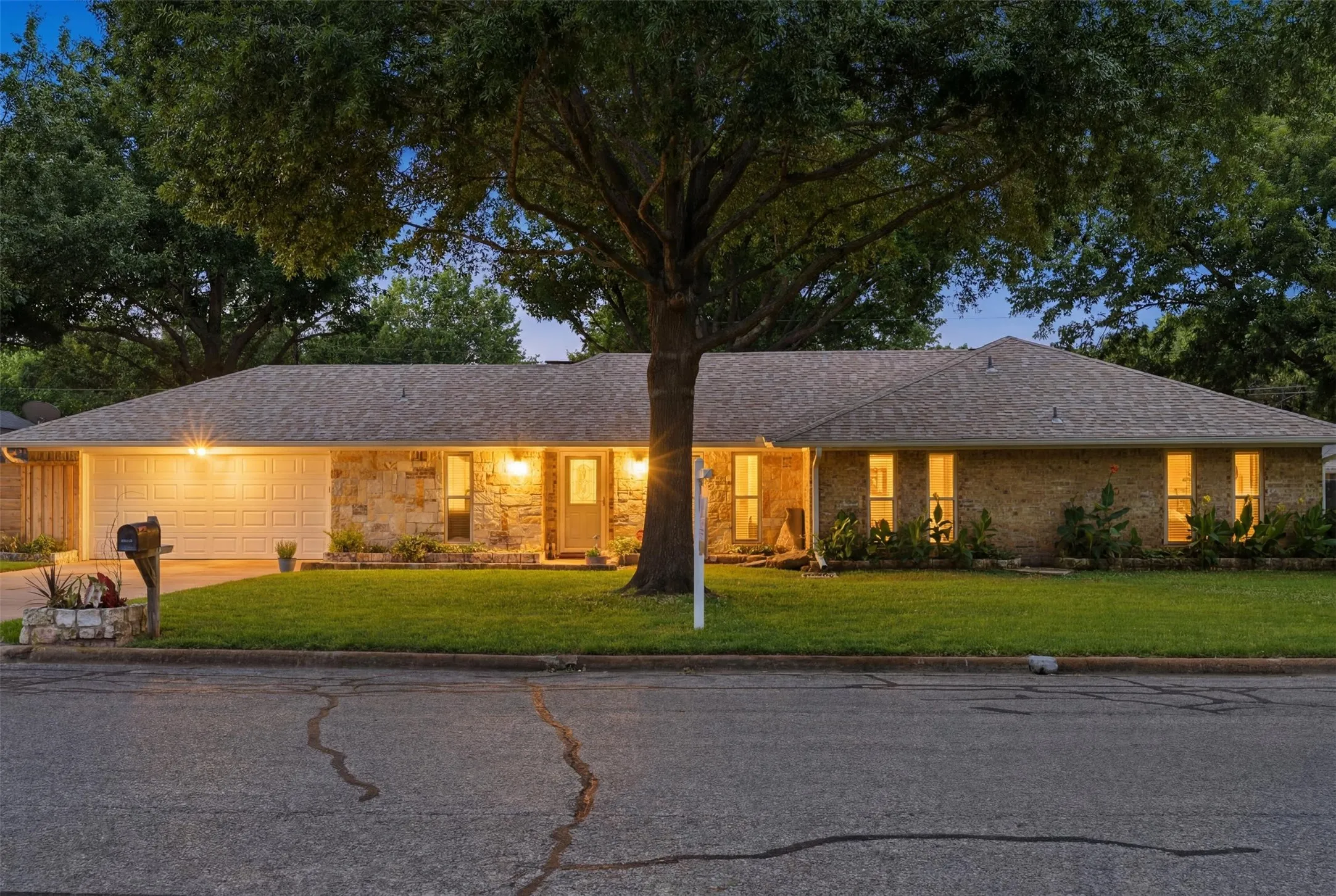 Single Family Residence For Sale in Fannin County , 503 Mockingbird Street, Bonham, Texas 75418, 3 Bedroom, 2 Bathroom, 2 Garage spaces, 2,282 Sqft, built in 1983, mls#21321076, Real Estate Agent in Bonham, Homes For Sale in Fannin county, Homes For Sale in Bonham, Realtor in Bonham Texas, Real Estate Brokerage Independent Realty Texas, Luminita Cordes Realtor