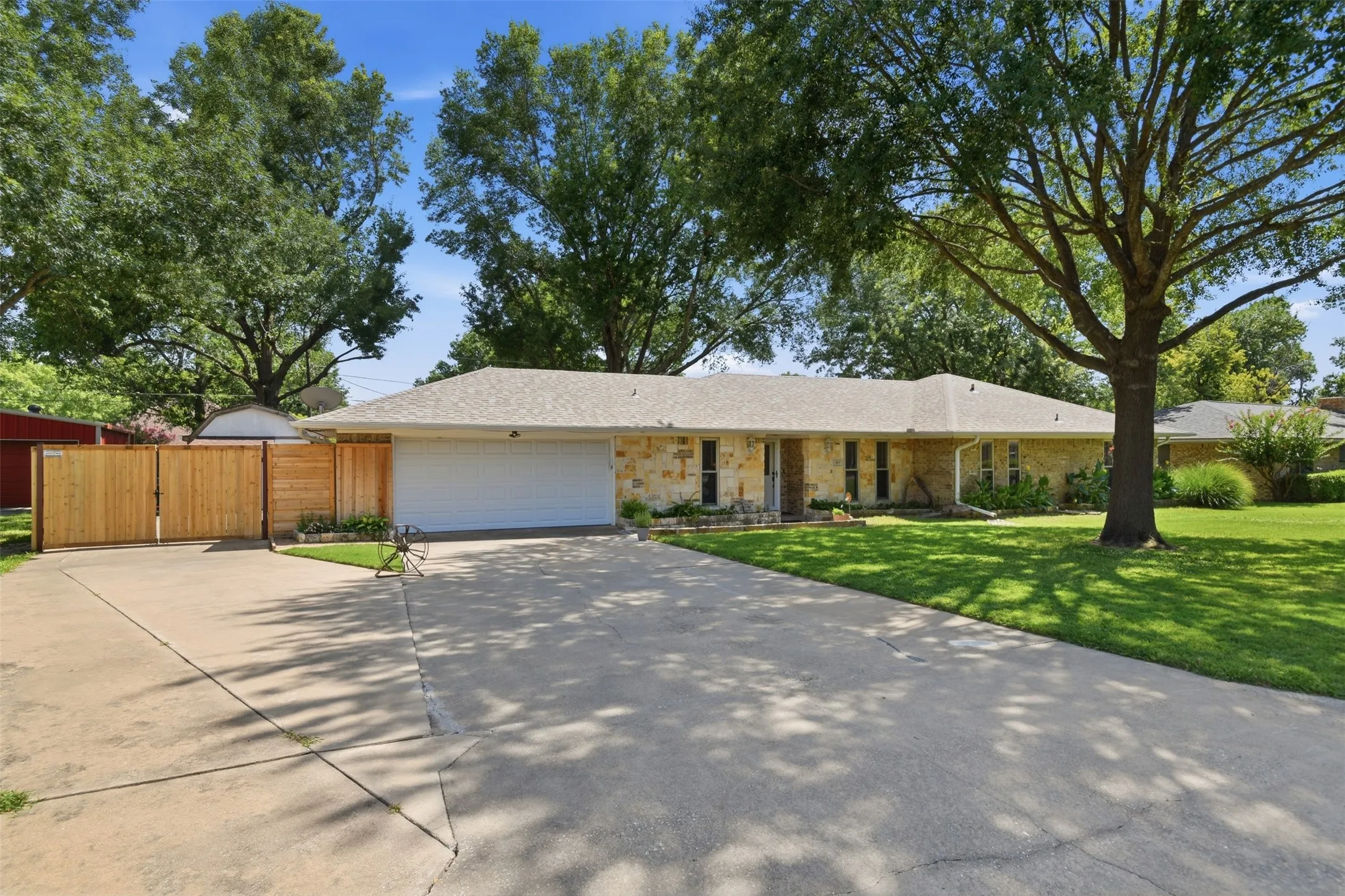 Single Family Residence For Sale in Fannin County , 503 Mockingbird Street, Bonham, Texas 75418, 3 Bedroom, 2 Bathroom, 2 Garage spaces, 2,282 Sqft, built in 1983, mls#21321076, Real Estate Agent in Bonham, Homes For Sale in Fannin county, Homes For Sale in Bonham, Realtor in Bonham Texas, Real Estate Brokerage Independent Realty Texas, Luminita Cordes Realtor